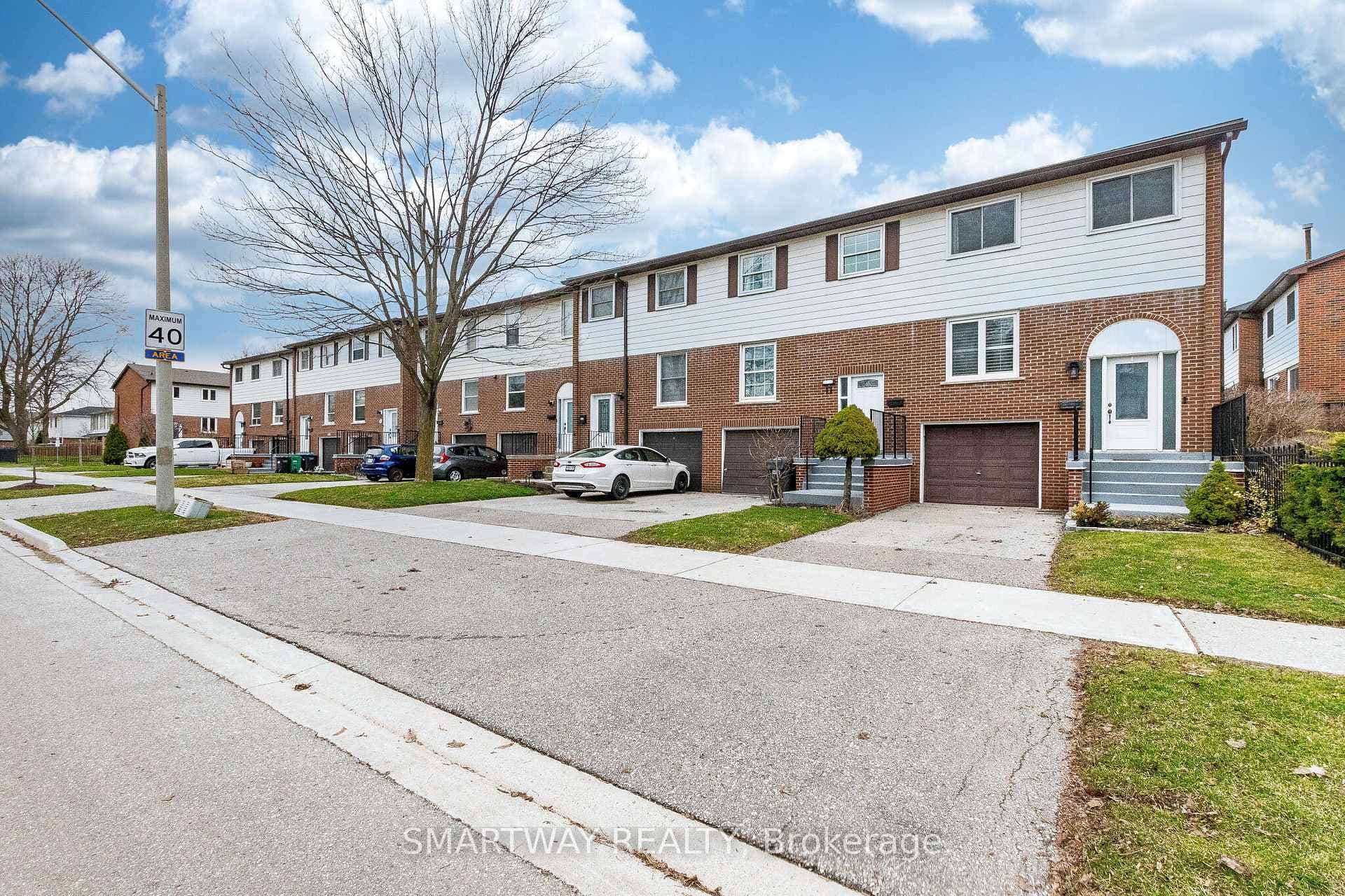 2445 Homelands Drive Unit 10, Mississauga, ON L5K 2C6 - Photo 1