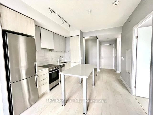 10 Gibbs Road Unit 823, Etobicoke (Islington / Rexdale), ON M9B 0E2 - Photo 1
