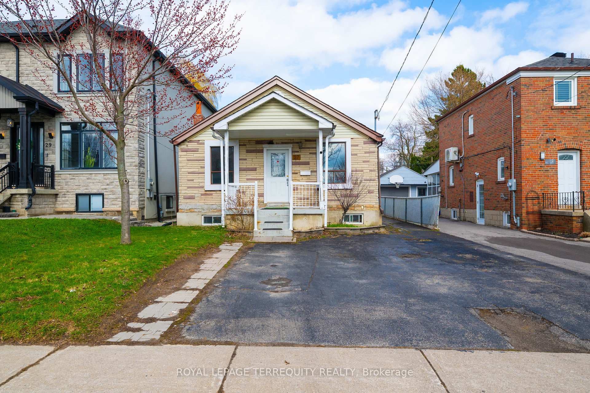 27 Phillip Avenue, Birch Cliff / Cliffside