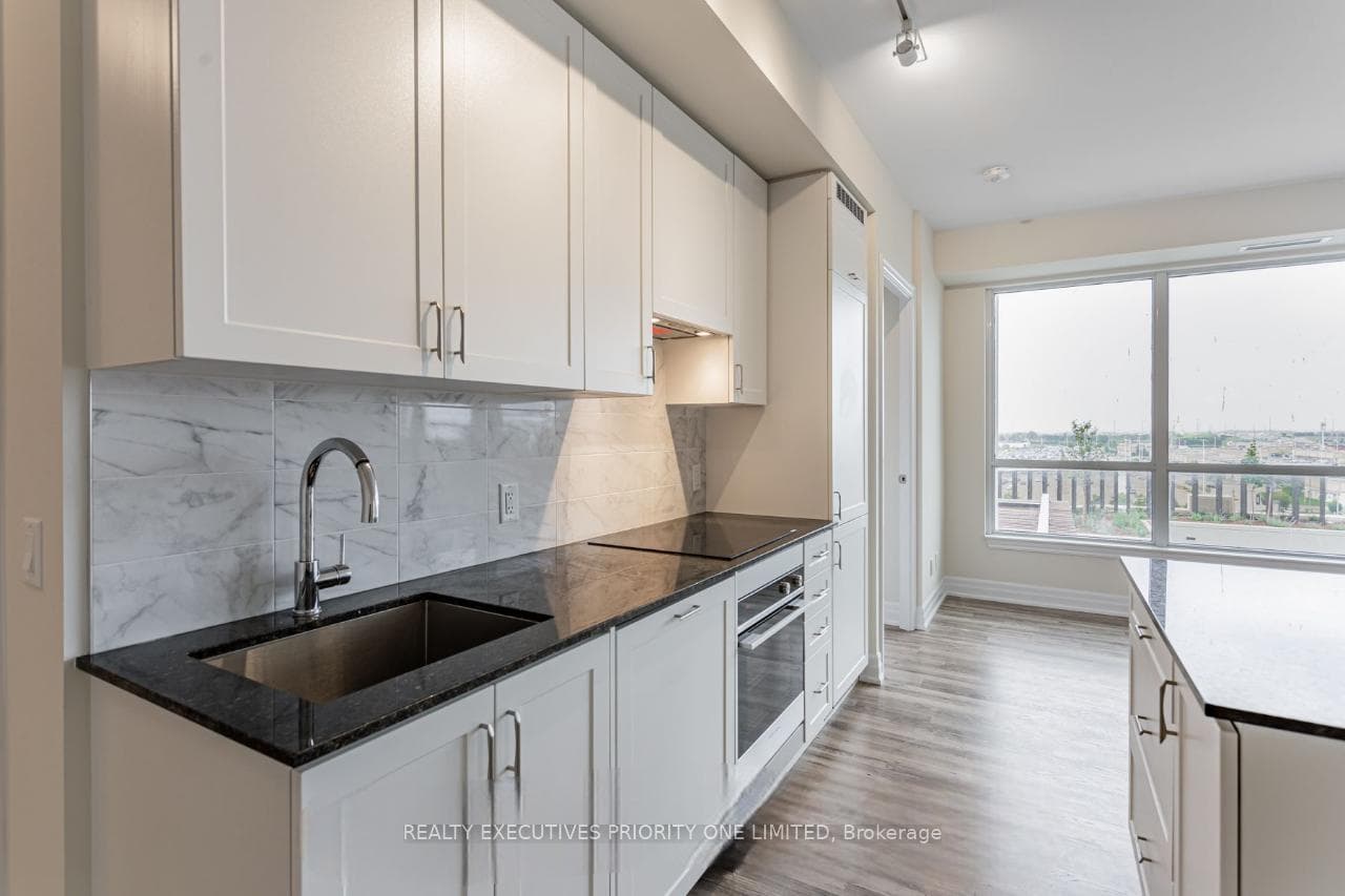 9075 Jane Street Unit 809, Vaughan
