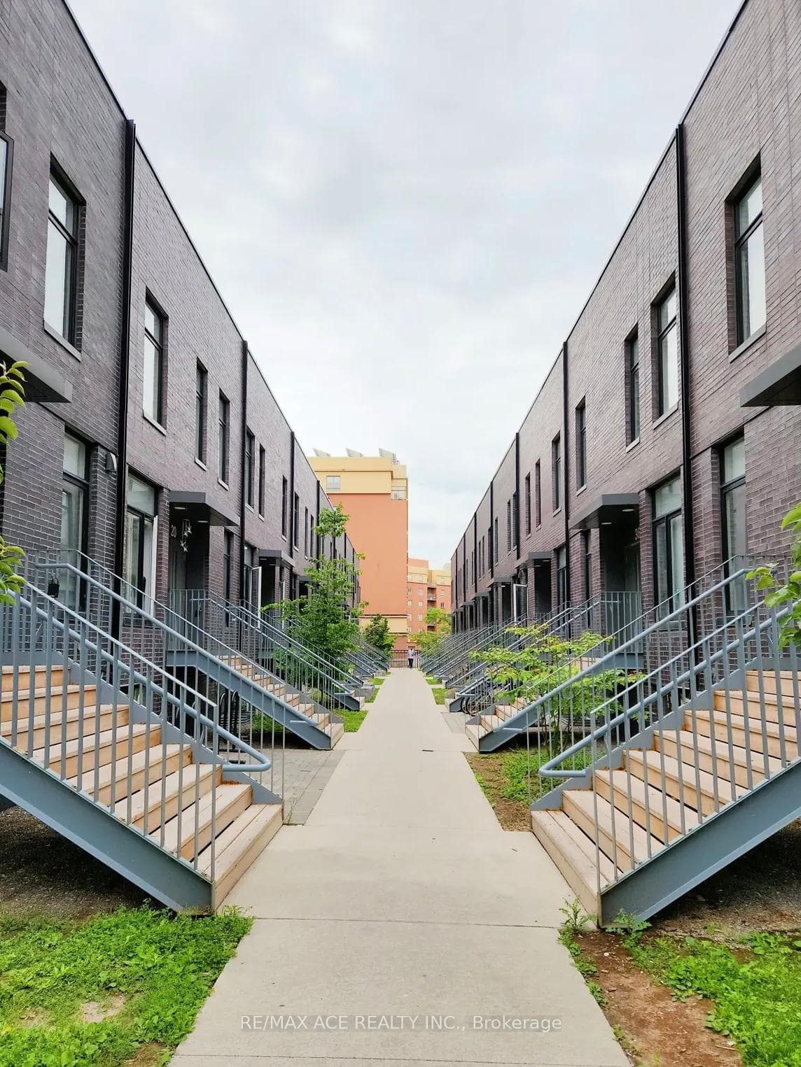 1720 Simcoe Street Unit 20, Oshawa, ON L1G 0C3 - Photo 1