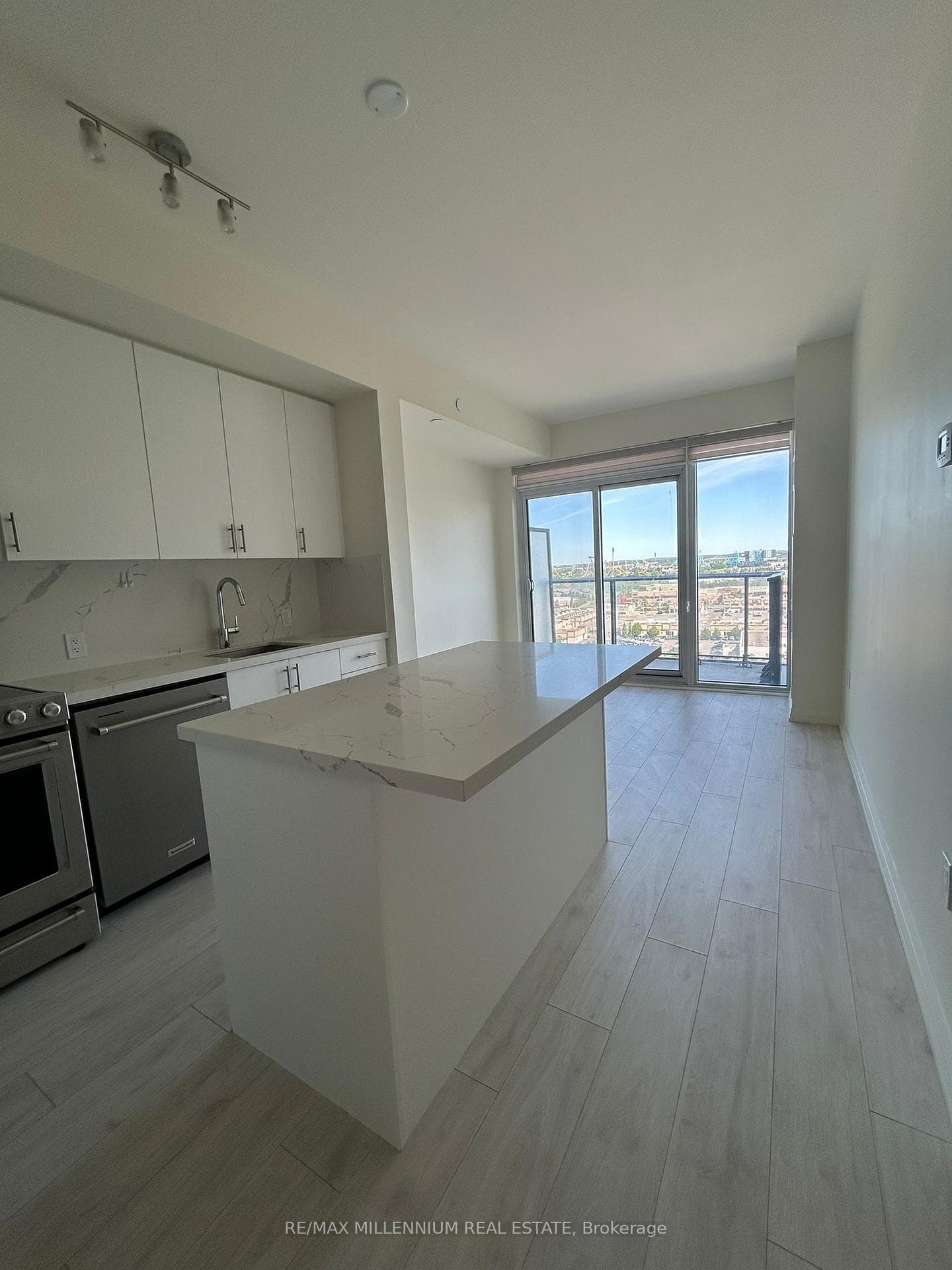 9000 Jane Street Unit 1422, Vaughan, ON L4K 0M6 - Photo 1