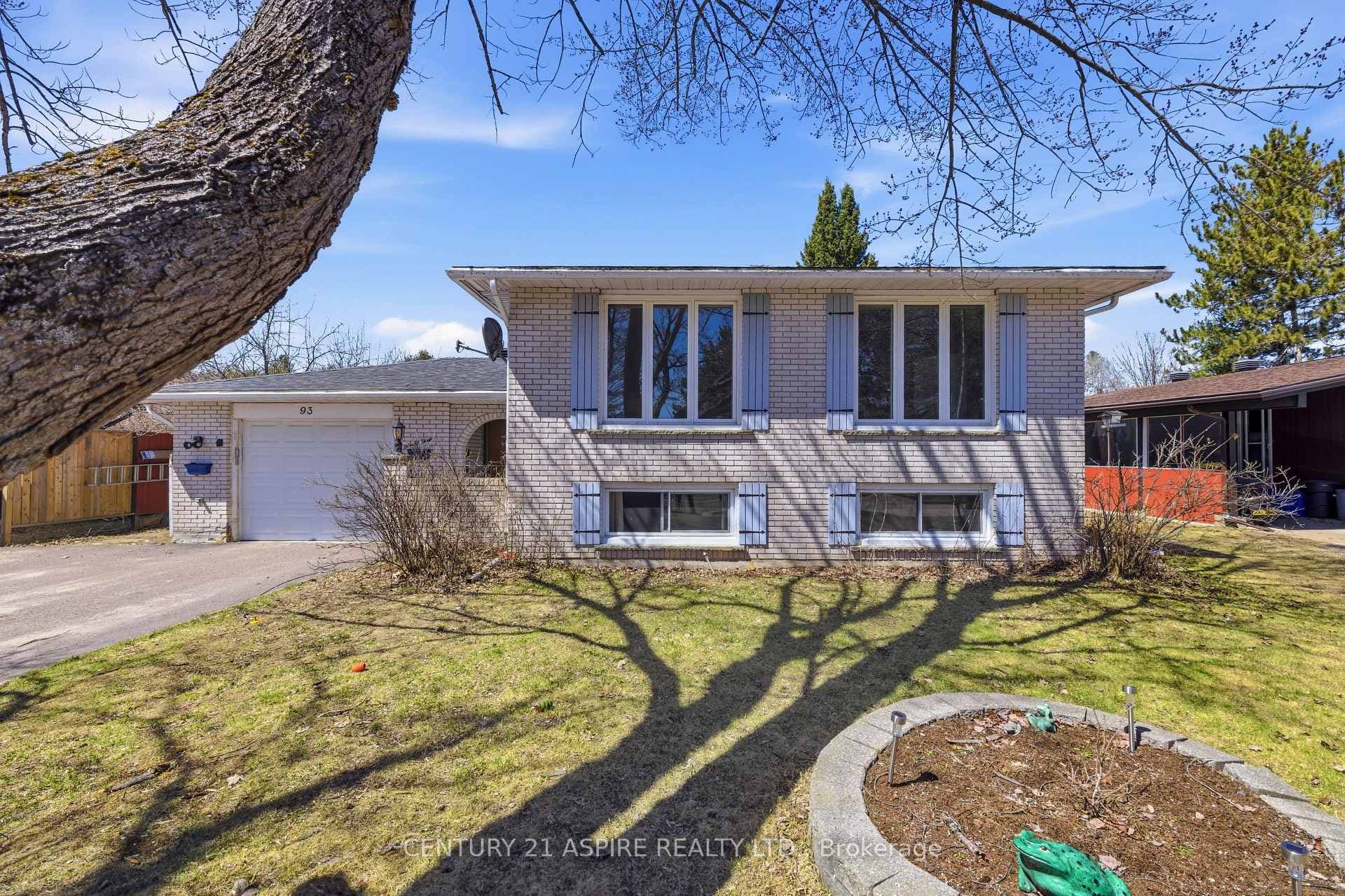 93 Frontenac Crescent, Deep River