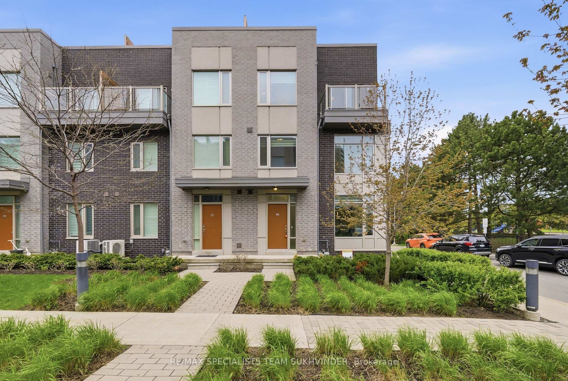 18 Applewood Lane Unit 25, Toronto W08