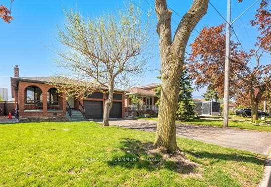 19 Hamer Boulevard, Toronto W09