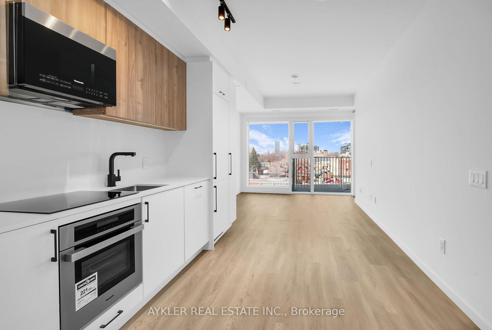 689 The Queensway N/A Unit 508, Corso Italia / Dufferin Grove, ON M8Y 1L1 - Photo 1