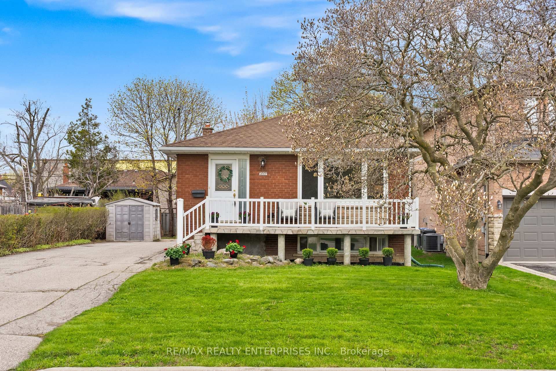 995 Garrard Avenue, Mississauga, ON L5E 1L4 - Photo 1