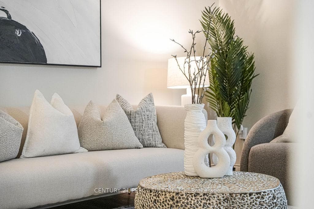 921 Midland Avenue Unit 101, Scarborough Town Centre, ON M1K 4G2 - Photo 1