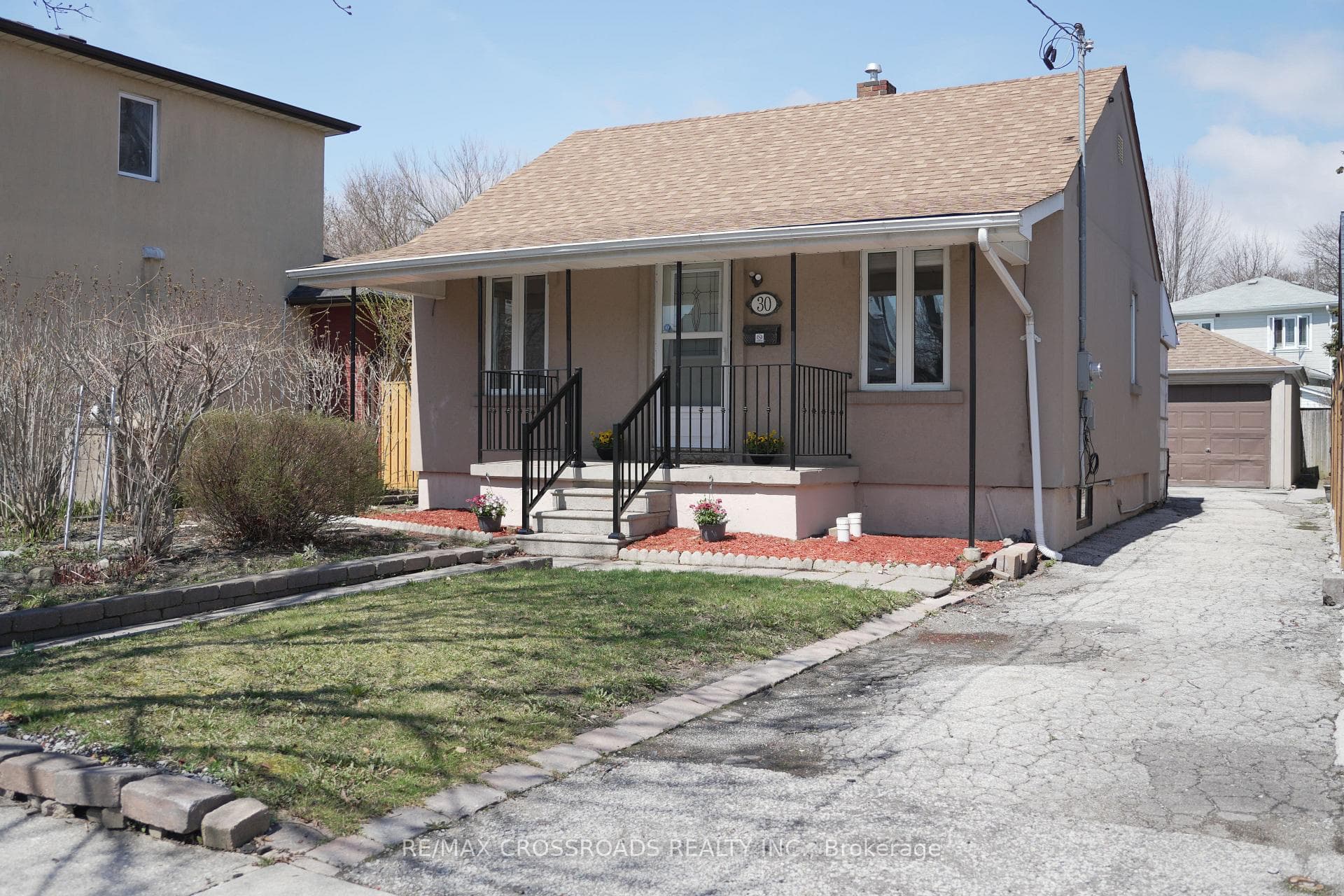 30 Hearst Circle, York / Weston, ON M6M 2T7 - Photo 1