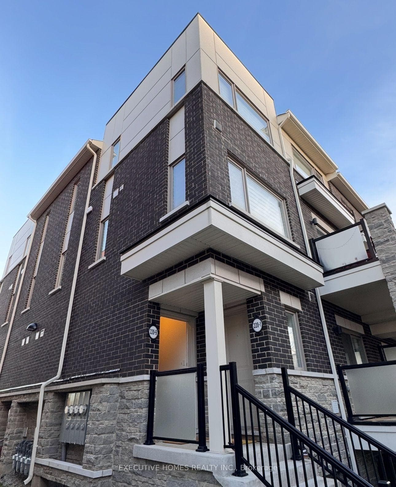 220 Lagerfeld Dr #9