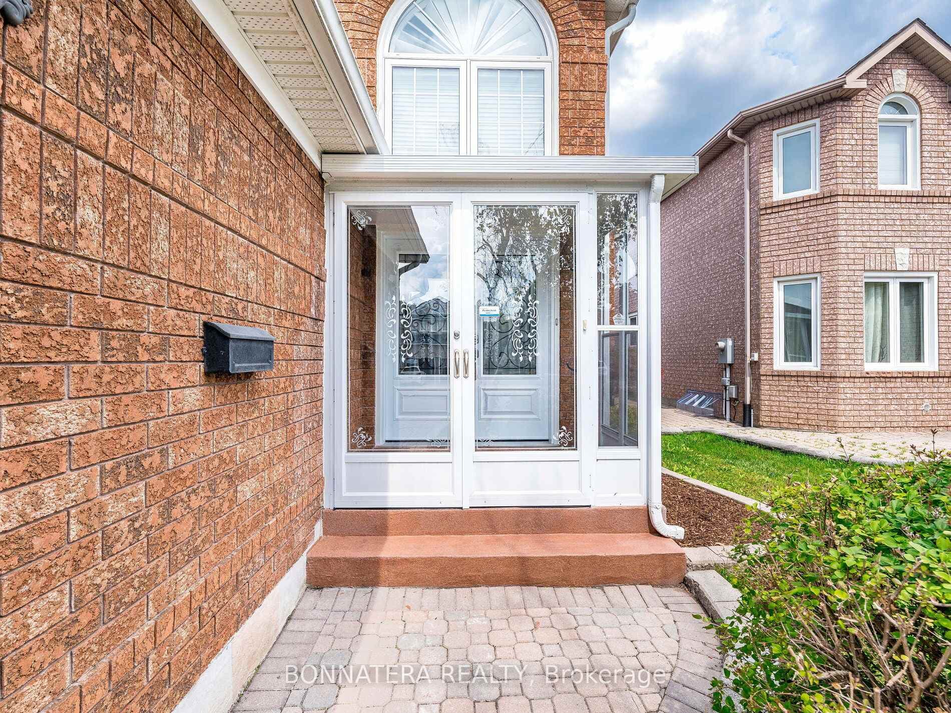 5471 Whitehorn Avenue, Mississauga, ON L5V 1V5 - Photo 1