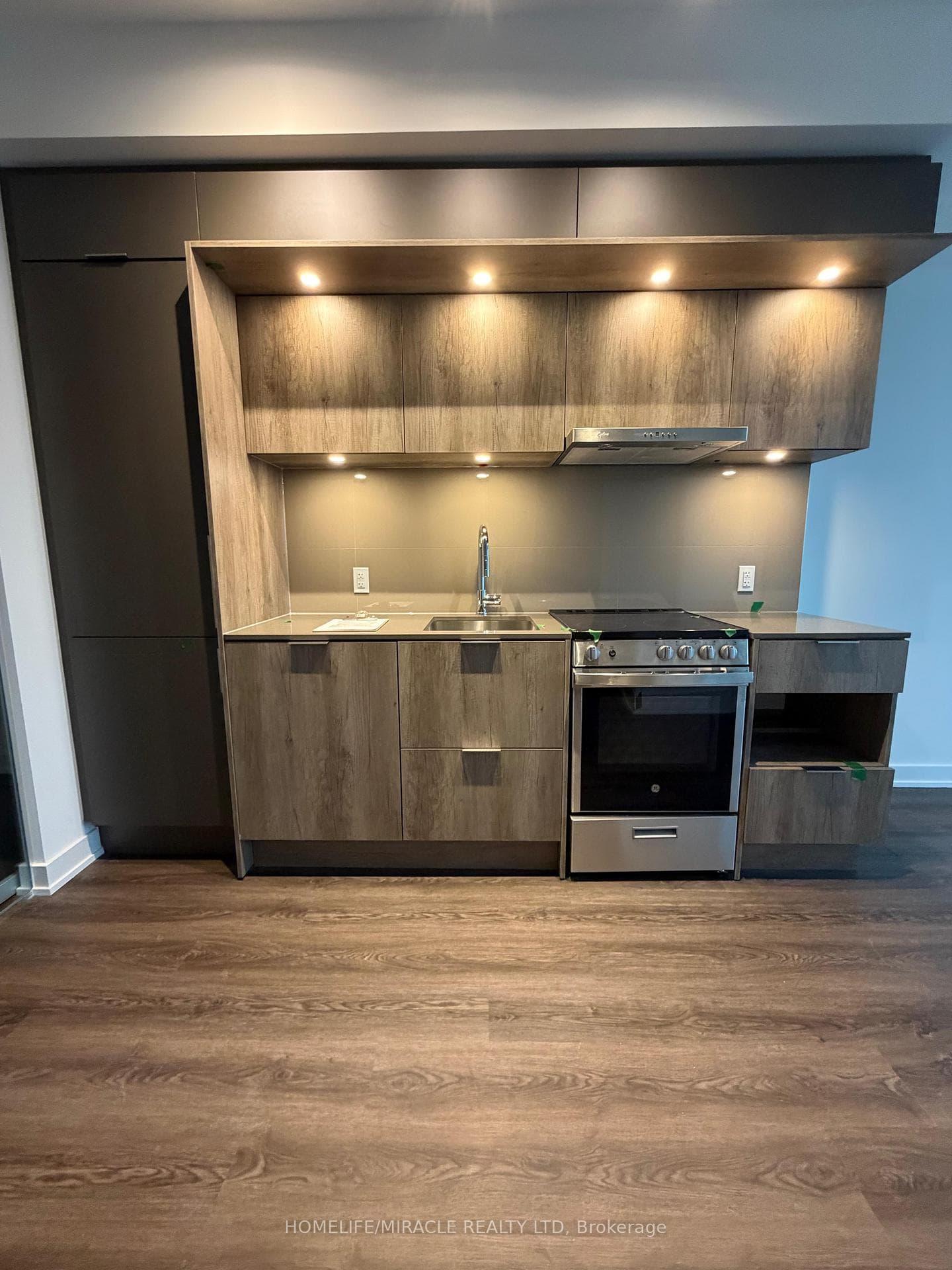 448 Burnhamthorpe Road Unit 1806, Mississauga, ON L5B 0R4 - Photo 1