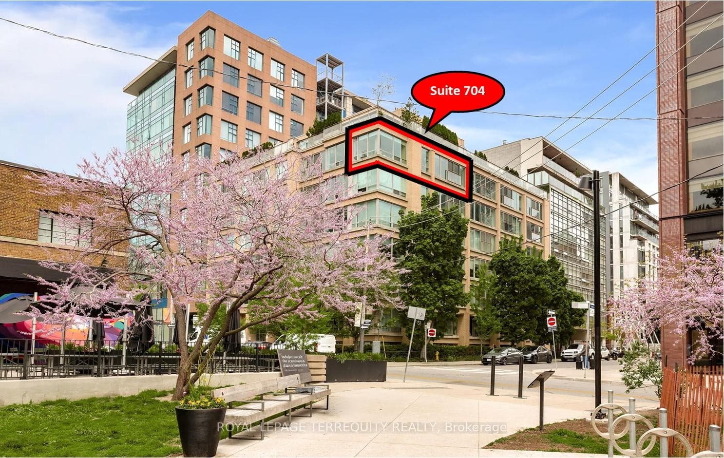 704 Corner Suite Overlooking Park