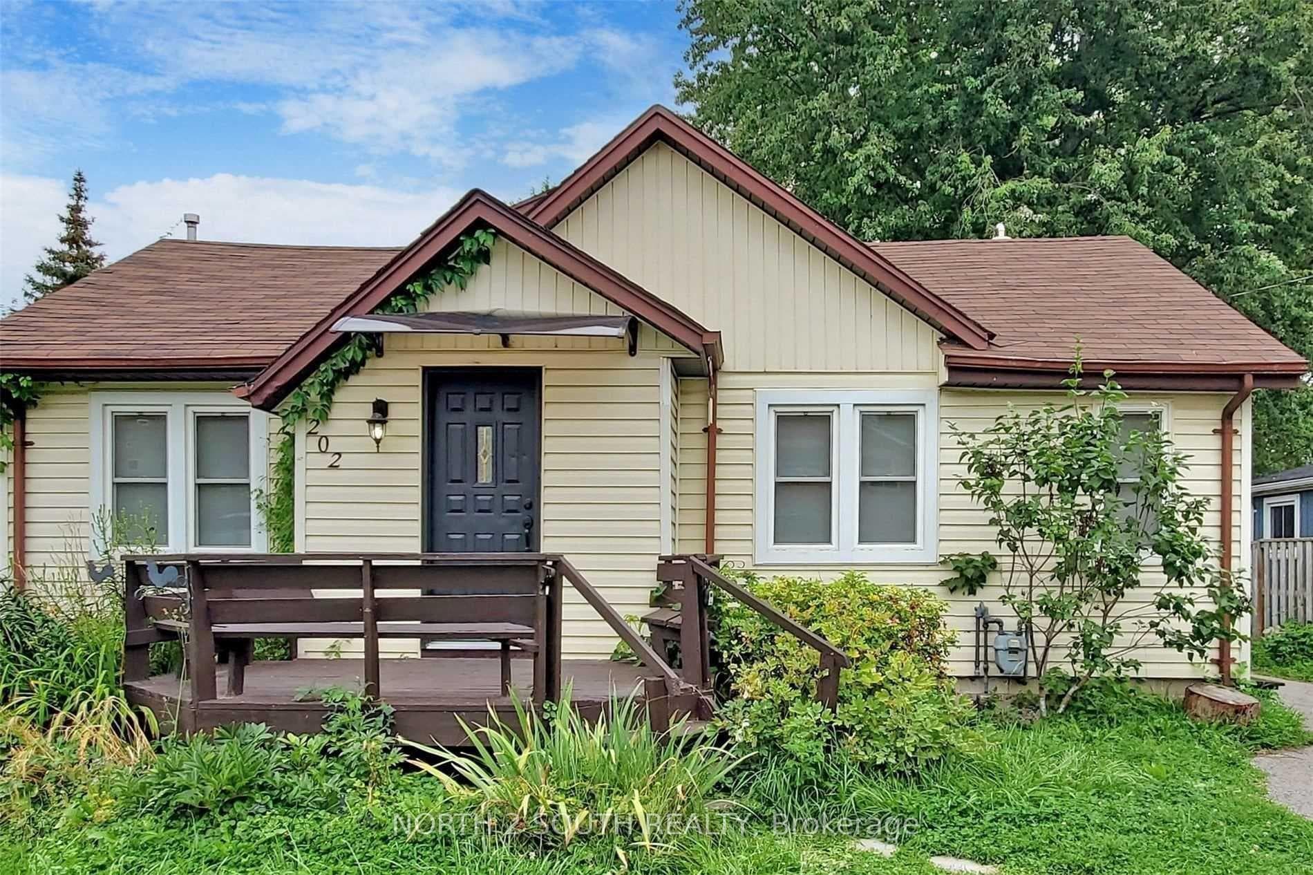 202 Garden Avenue, Georgina, ON L4P 2L4 - Photo 1