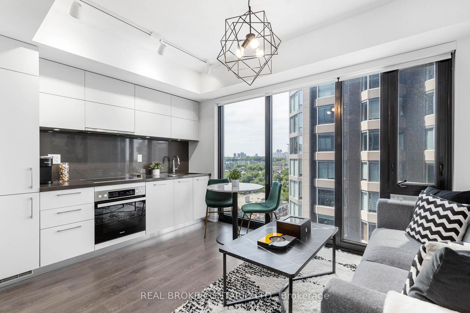 188 Cumberland Street Unit 1913, Annex / Yorkville / Summerhill, ON M5R 2G3 - Photo 1