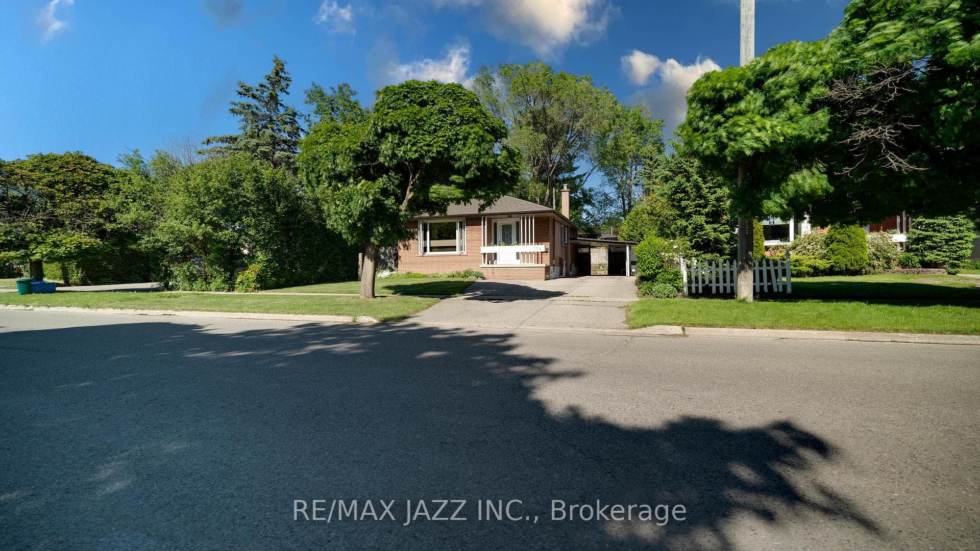 135 Lupin Drive, Whitby