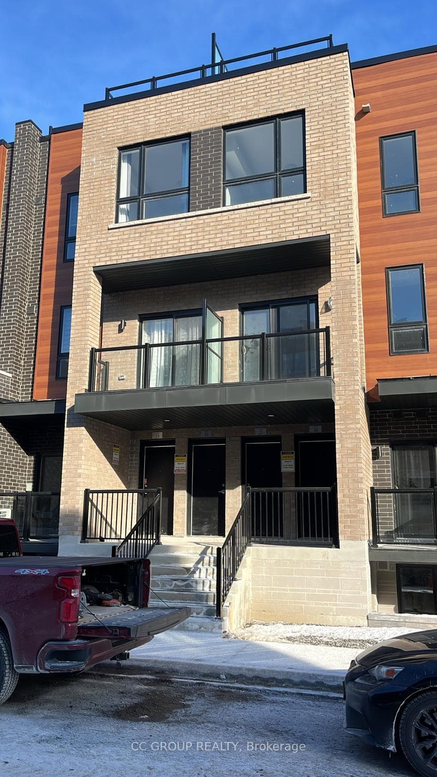 20 Lytham Green Circle Unit 21, Newmarket, ON L3Y 0H4 - Photo 1