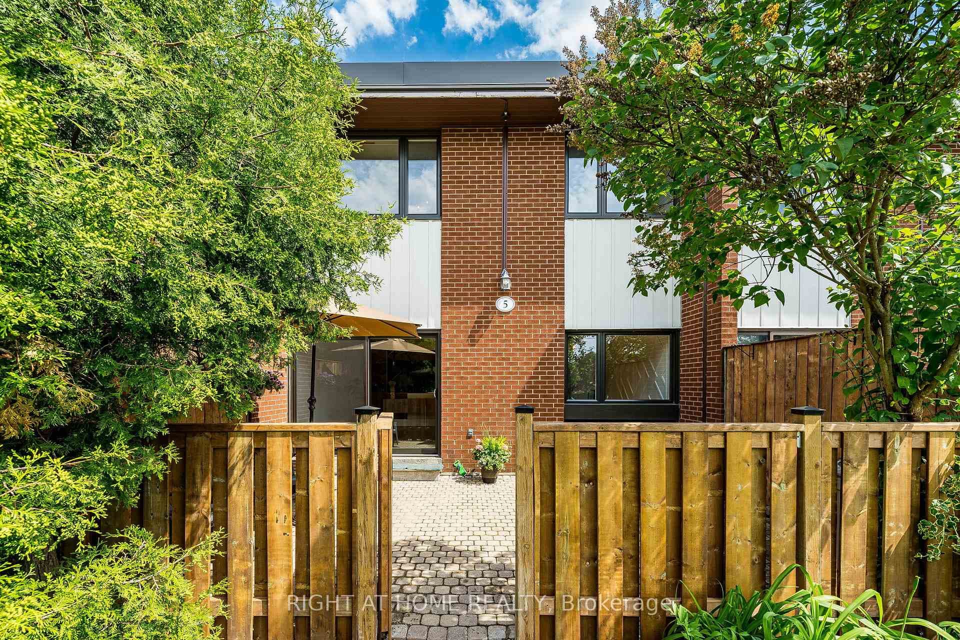 1200 Gripsholm Road Unit #5, Mississauga, ON L4Y 2G9 - Photo 1