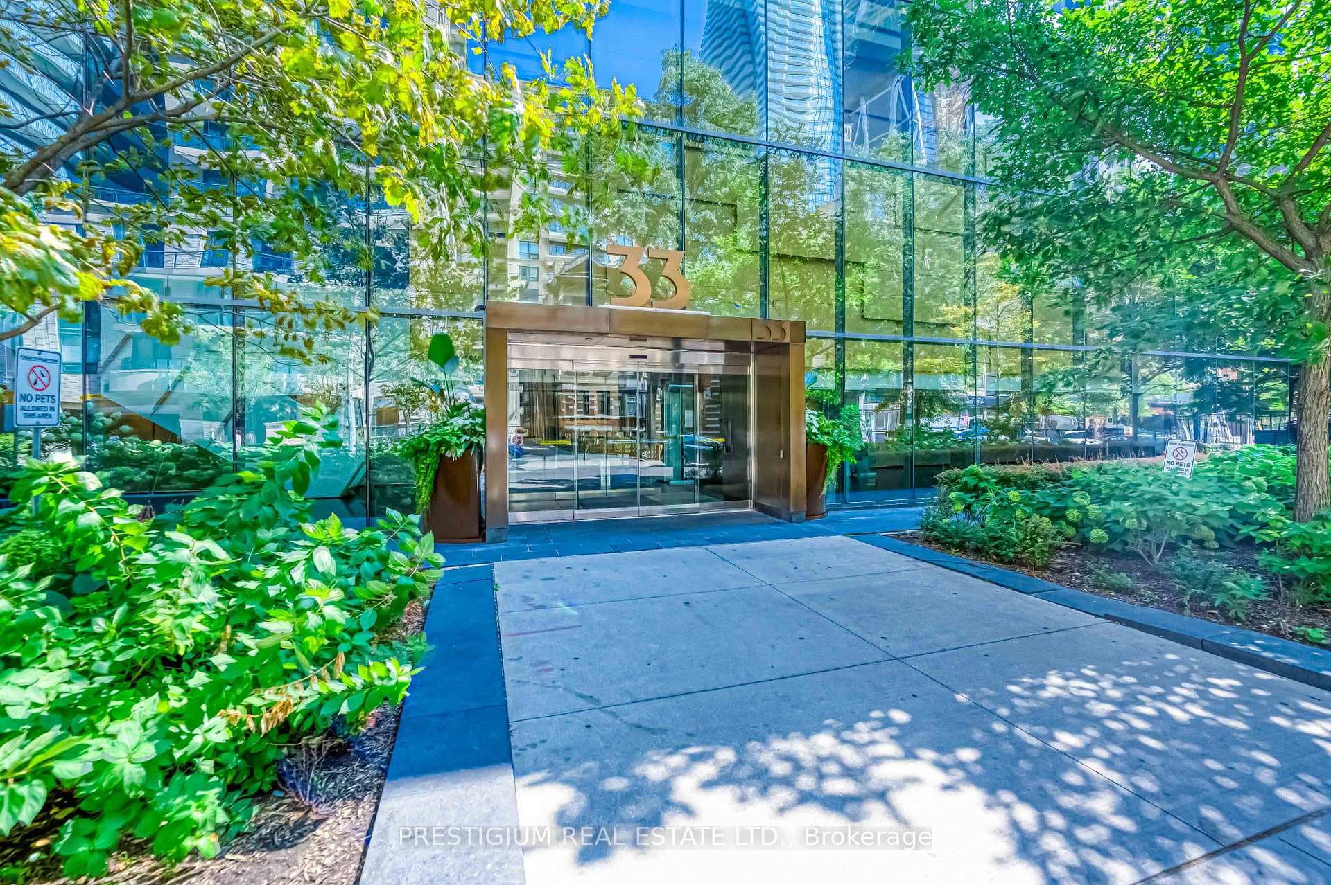 33 CHARLES Street Unit 3704, Regent Park / Cabbagetown / St. James Town, ON M4Y 0A2 - Photo 1