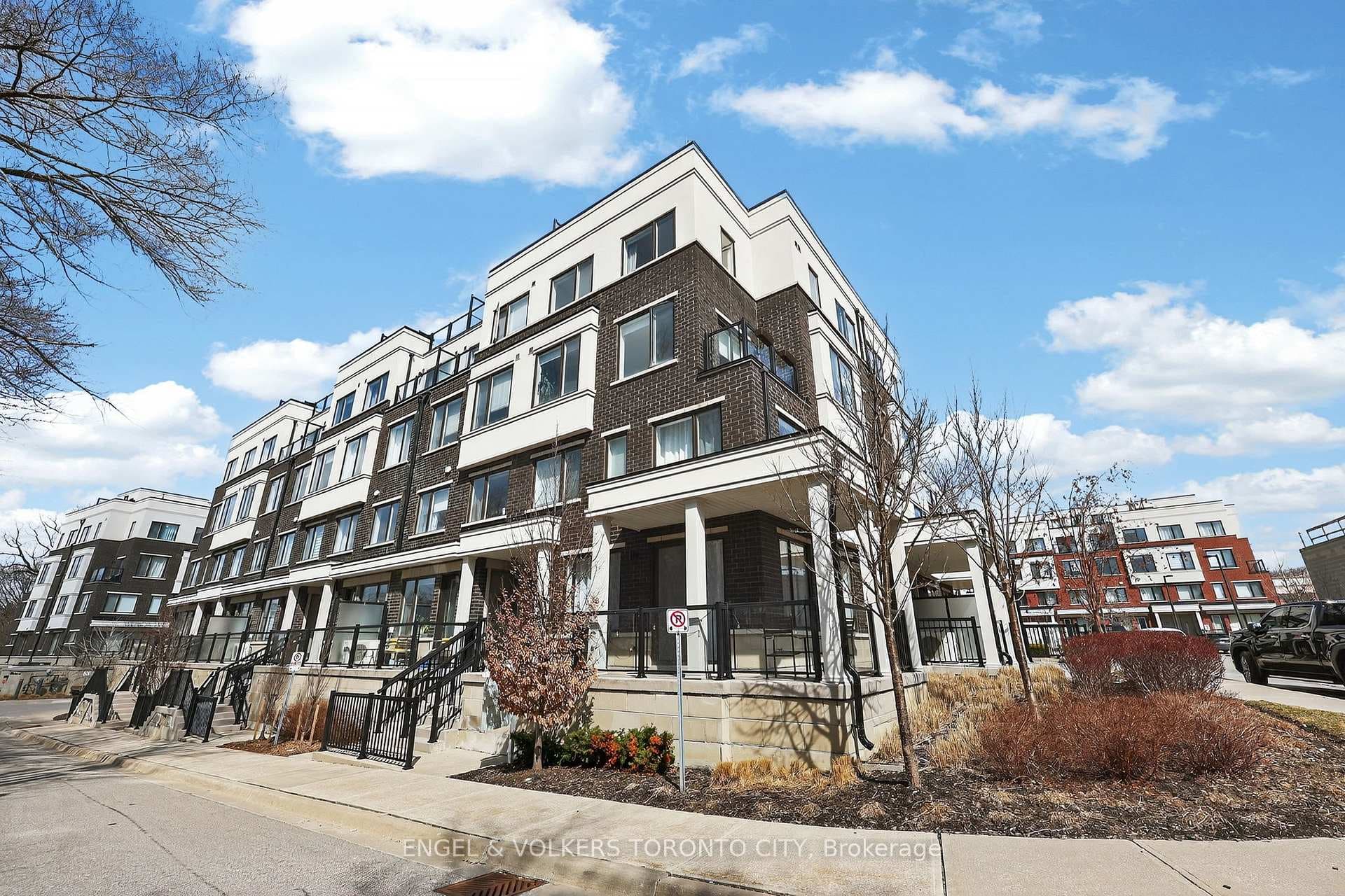 300 Alex Gardner Circle Unit 42, Aurora, ON L4G 3G5 - Photo 1
