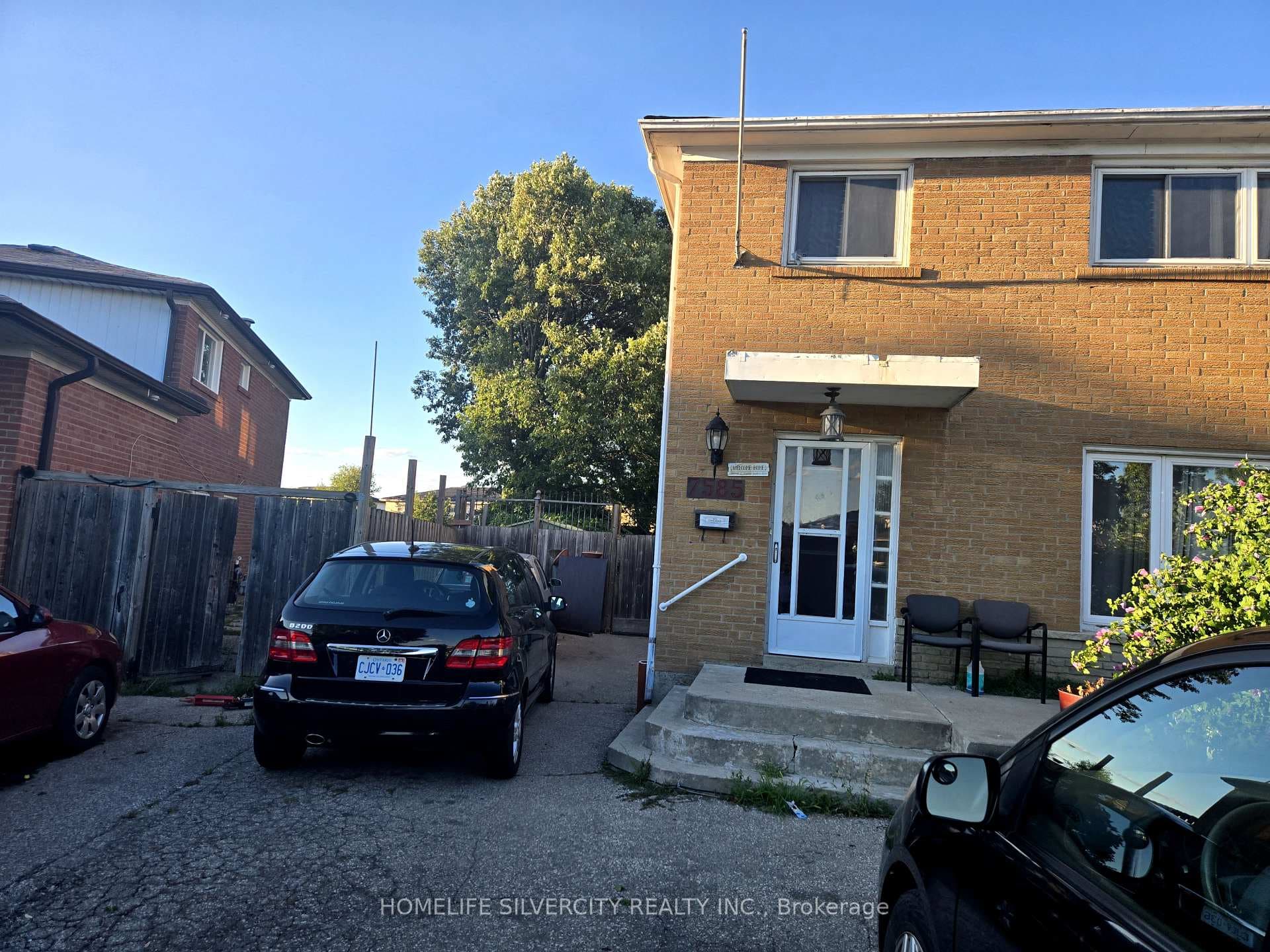 7585 Wrenwood Crescent, Mississauga, ON L4T 2V8 - Photo 1
