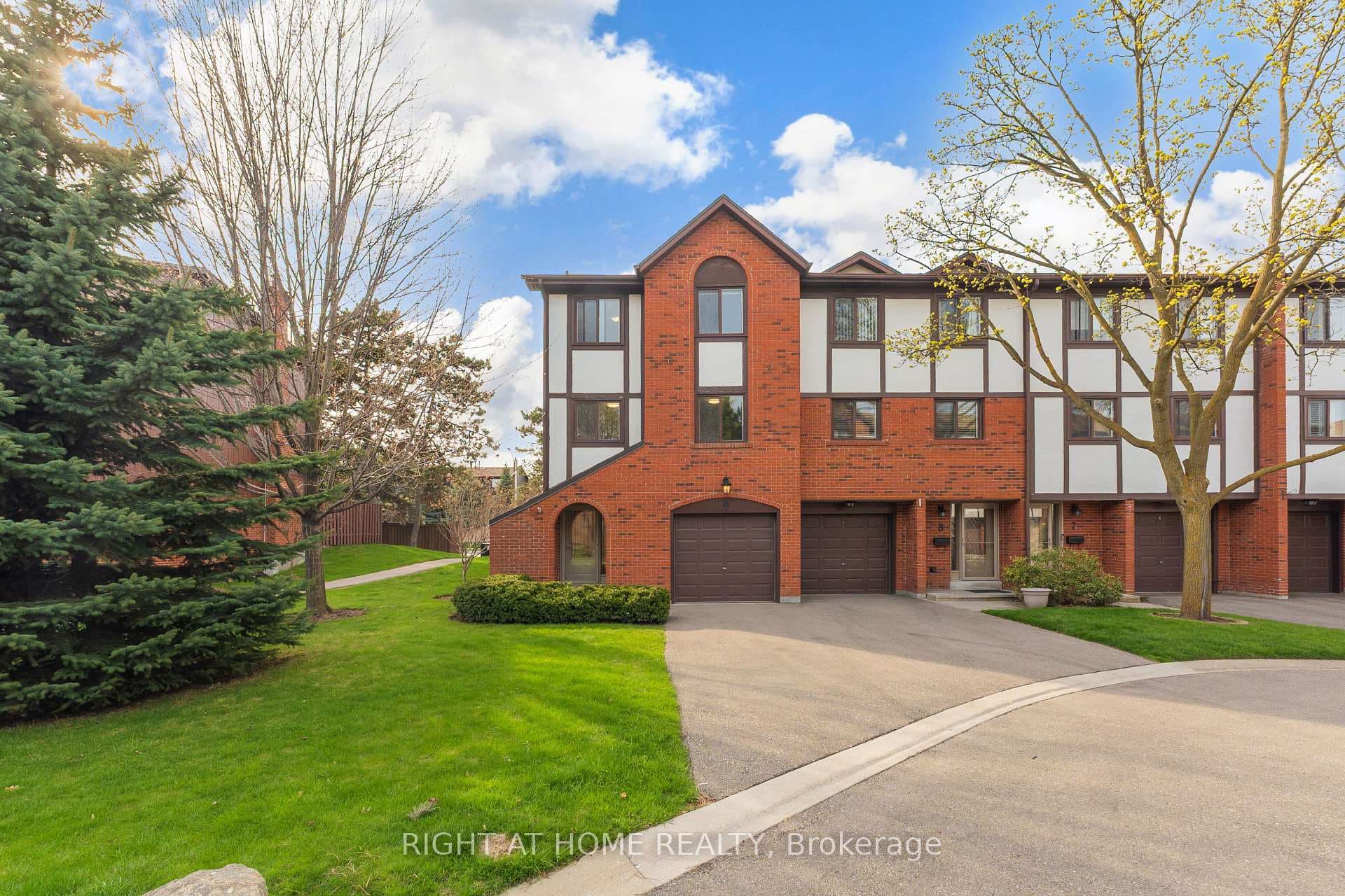 4165 Fieldgate Drive Unit 9, Mississauga, ON L4W 2M9 - Photo 1