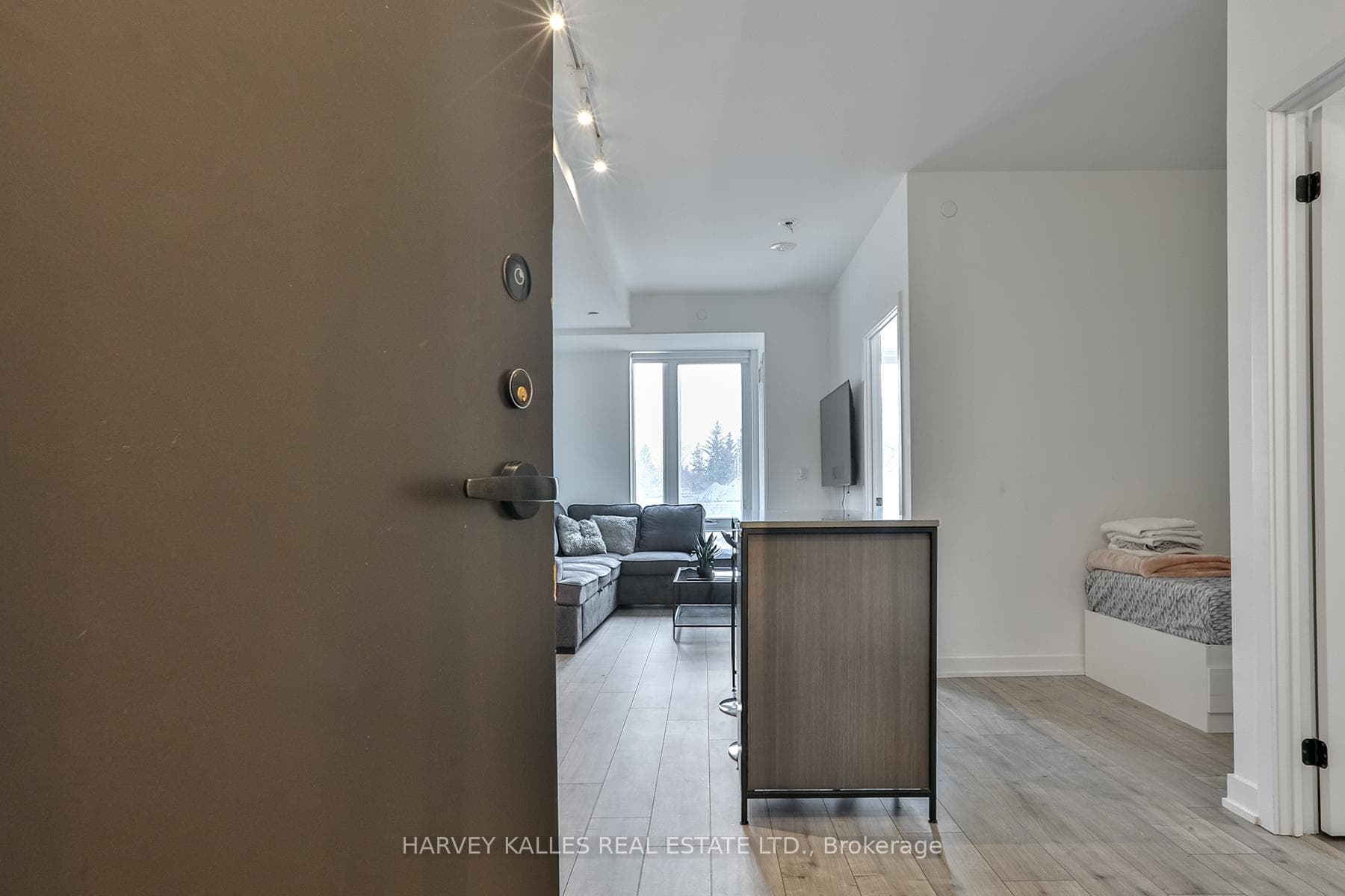 215 Lakeshore Road Unit 206, Mississauga, ON L5H 1G5 - Photo 1