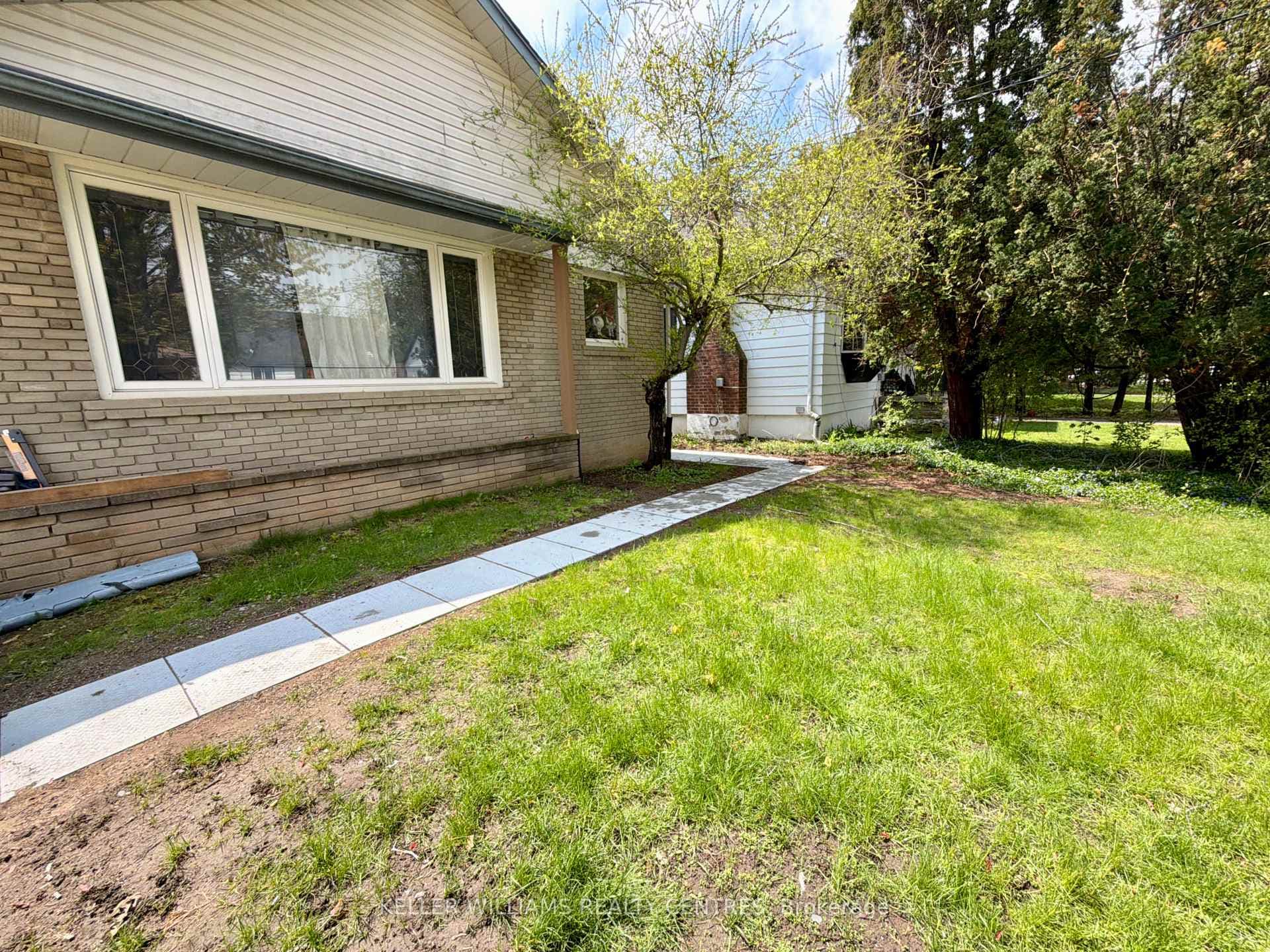 9 Sanderson Road Unit Lower, Toronto W10
