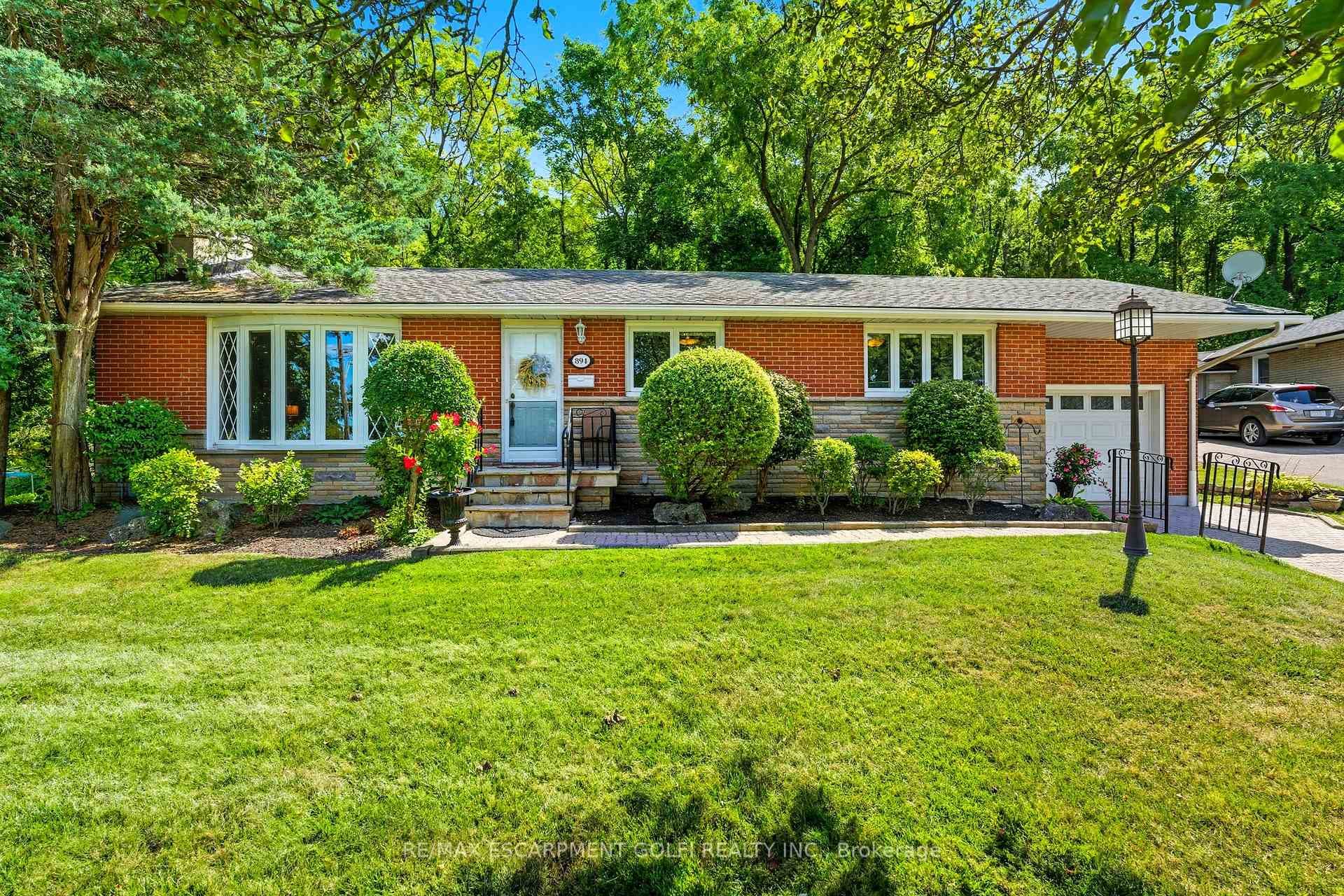 894 Bishop Place, Hamilton, ON L9G 3E5 - Photo 1