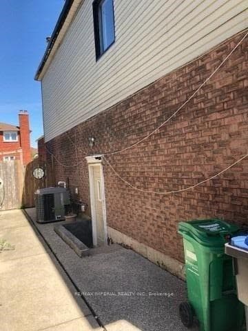 657 Thamesford Terrace Unit Lower, Mississauga, ON L5R 2B8 - Photo 1
