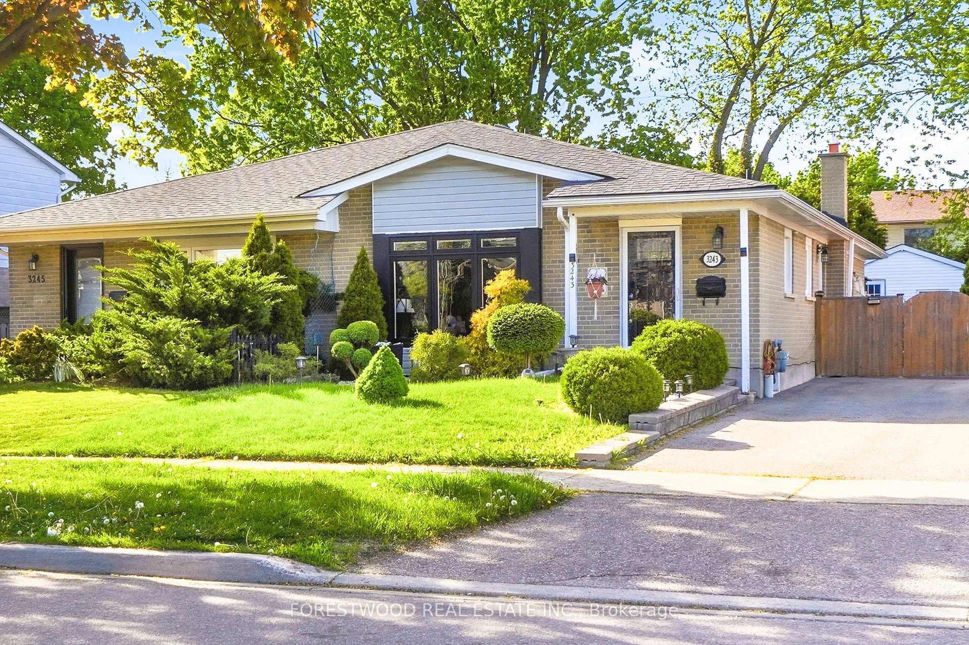 3243 Gwendale Crescent, Mississauga, ON L5A 3B6 - Photo 1