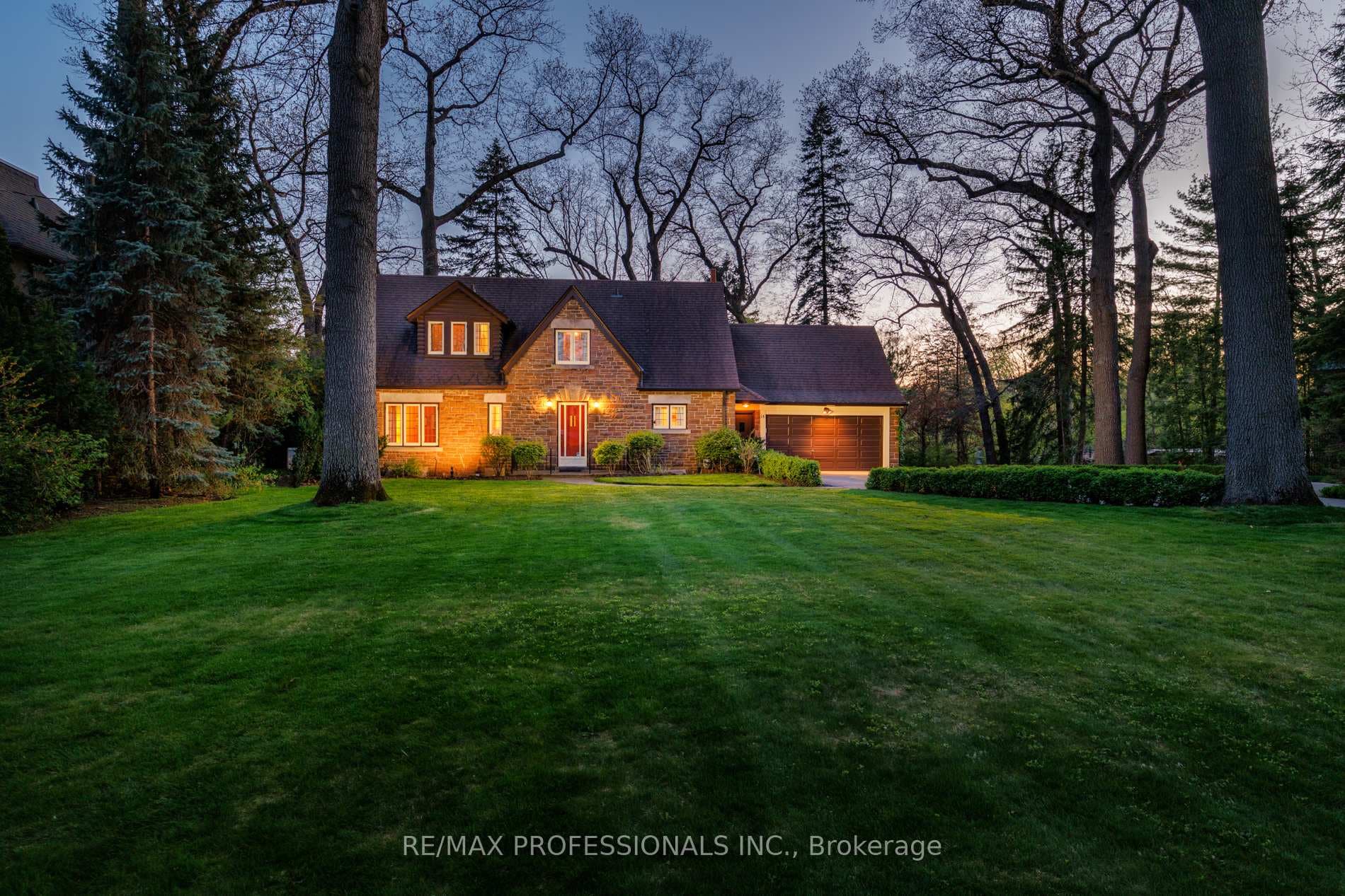 Cul de Sac of fine estate homes!