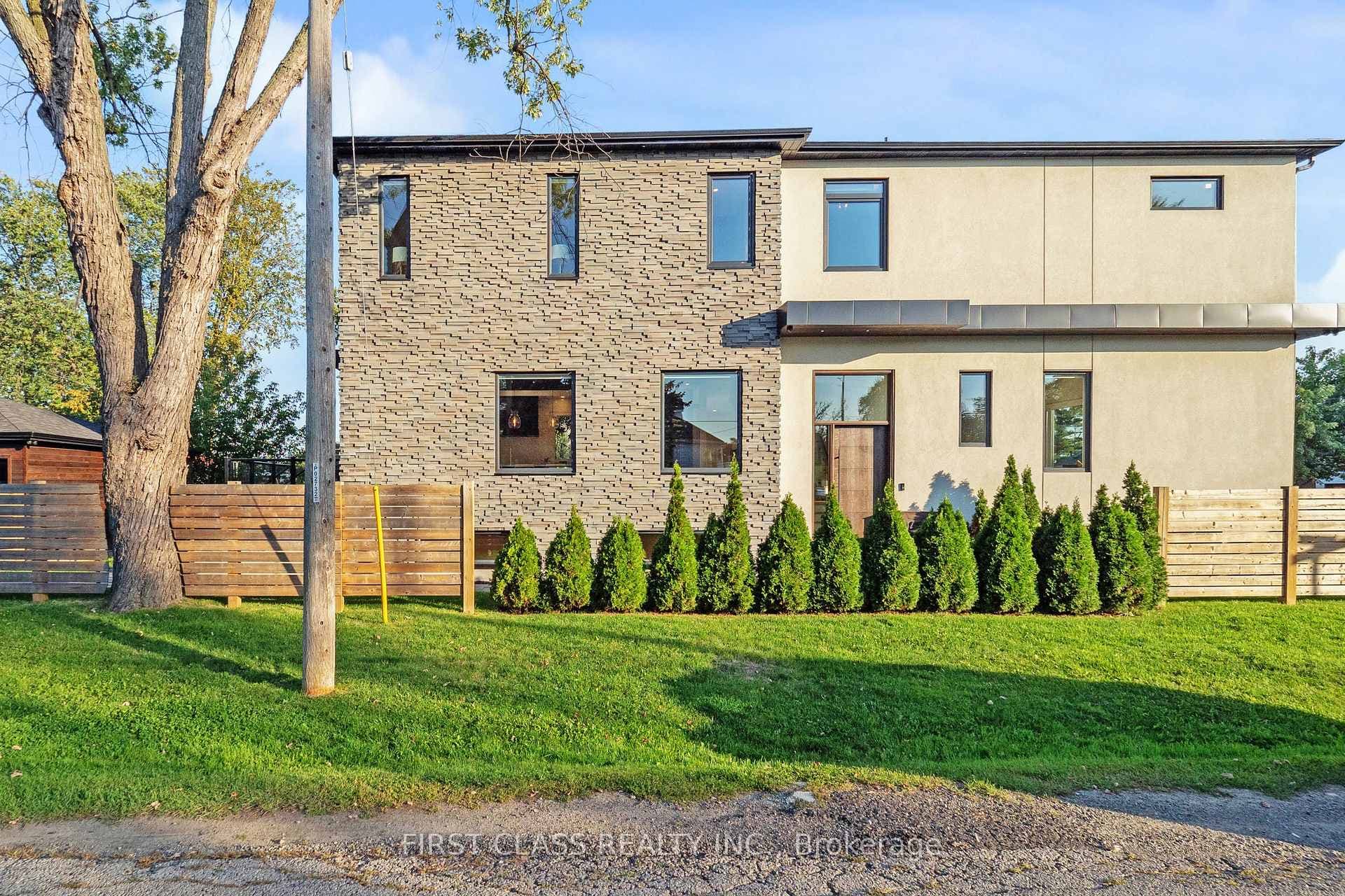 1047 Meredith Avenue, Mississauga, ON L5E 2C6 - Photo 1