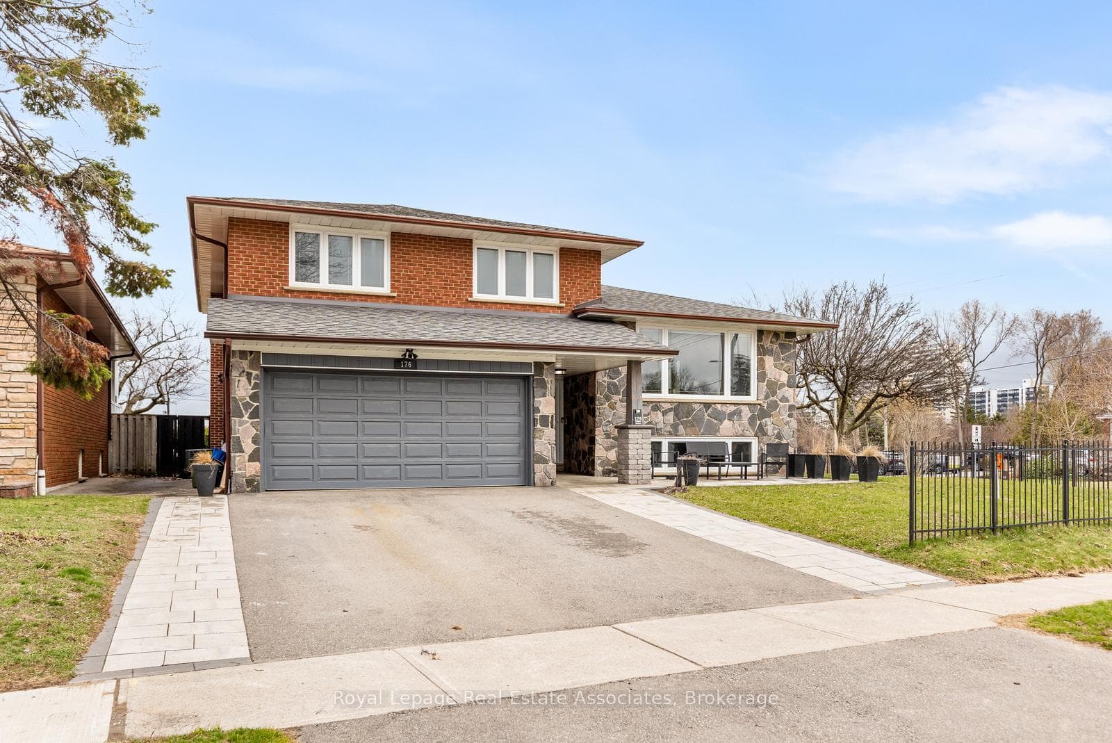 176 Daphne Avenue, Mississauga, ON L5A 1M6 - Photo 1