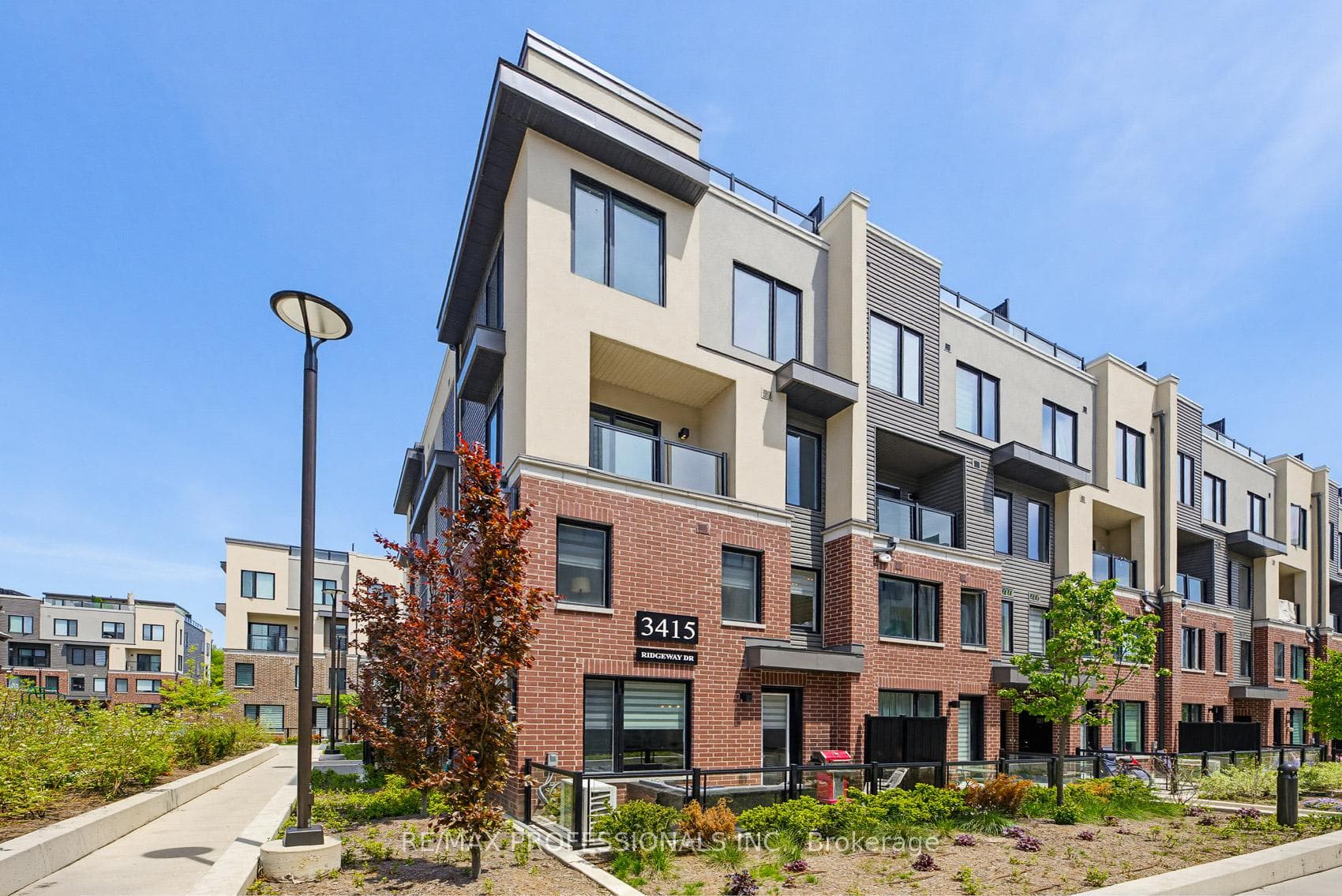 3415 Ridgeway Drive Unit 15, Mississauga, ON L5L 0B9 - Photo 1