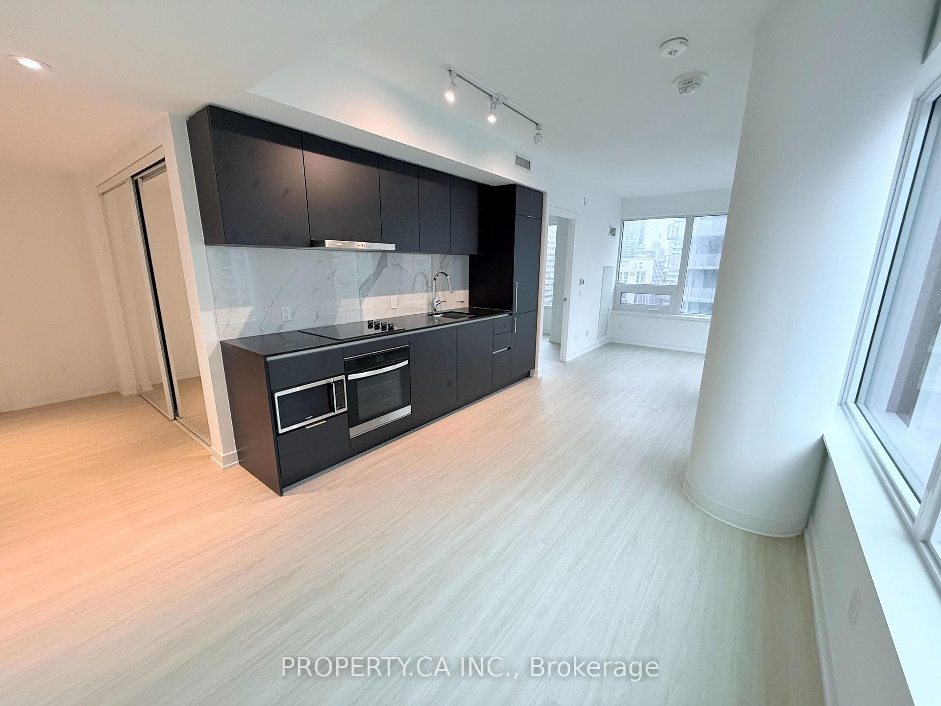 8 Wellesley Street Unit 1916, Toronto C01