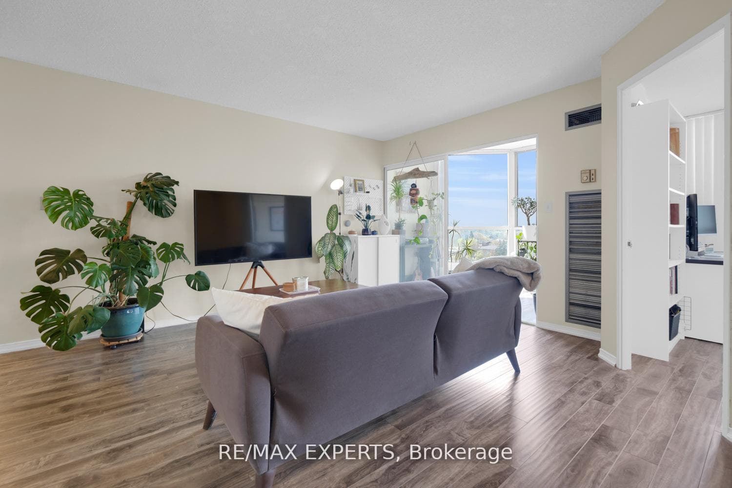 145 Hillcrest Avenue Unit 502, Mississauga, ON L5B 3Z1 - Photo 1