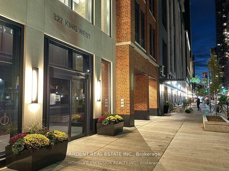 327 King Street Unit 3902, Downtown Toronto / Waterfront, ON M5V 0W7 - Photo 1
