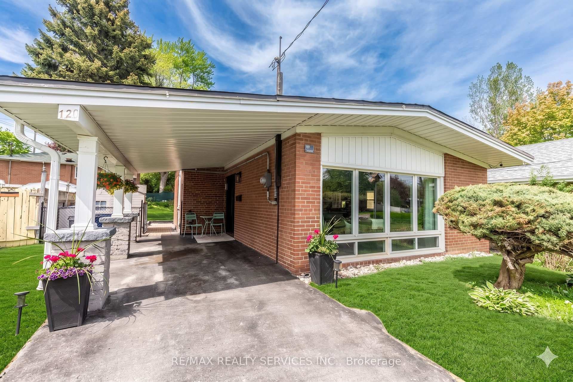 3-level backsplit with beautiful curb appeal