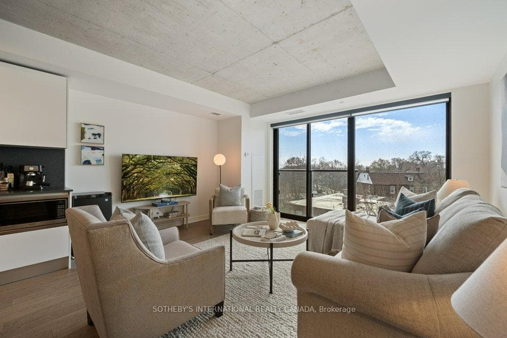 2720 Dundas Street Unit 323, Toronto W02