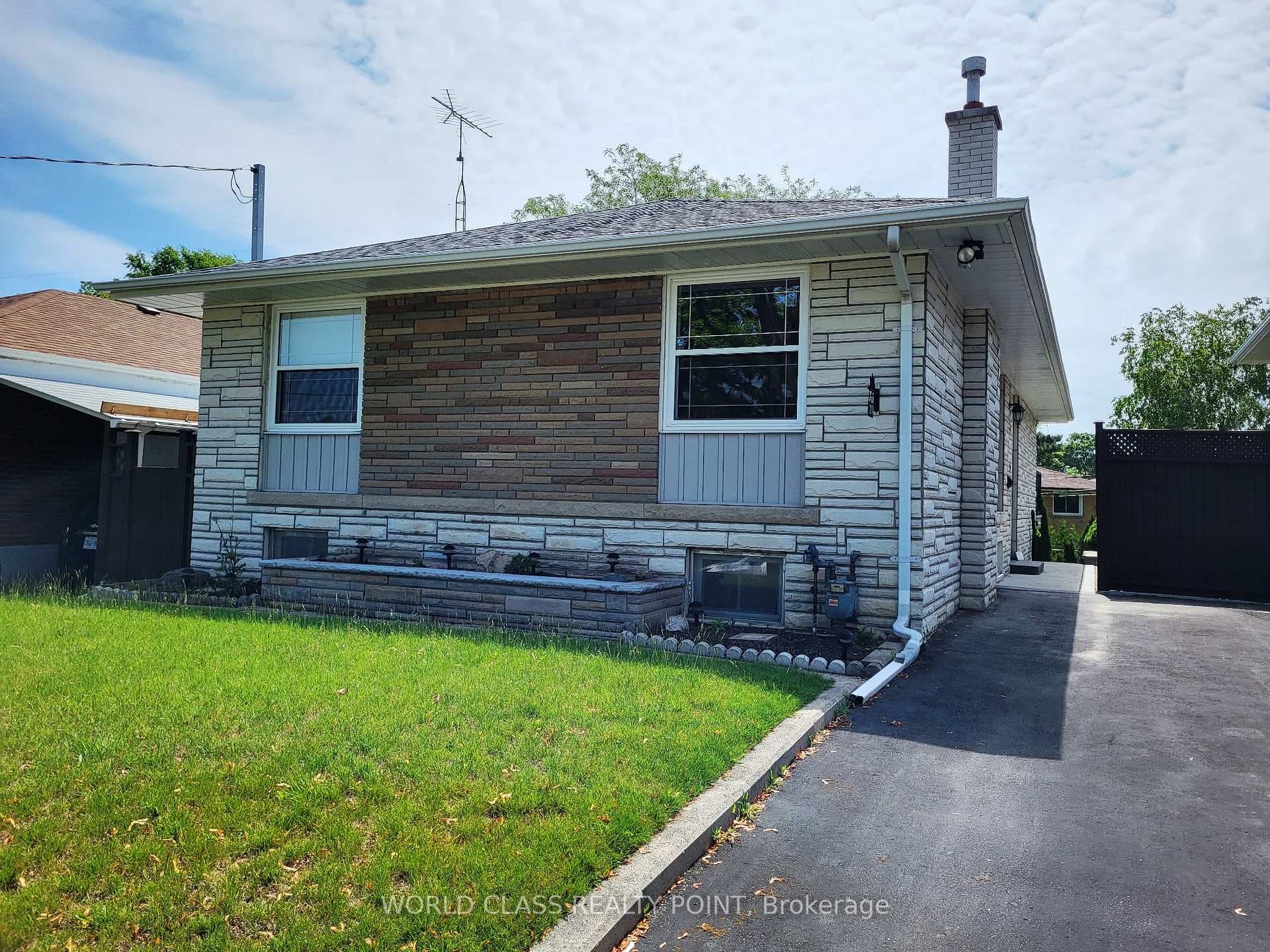 27 Kilbride Road, Scarborough (West Hill / Highland Creek), ON M1J 1X6 - Photo 1