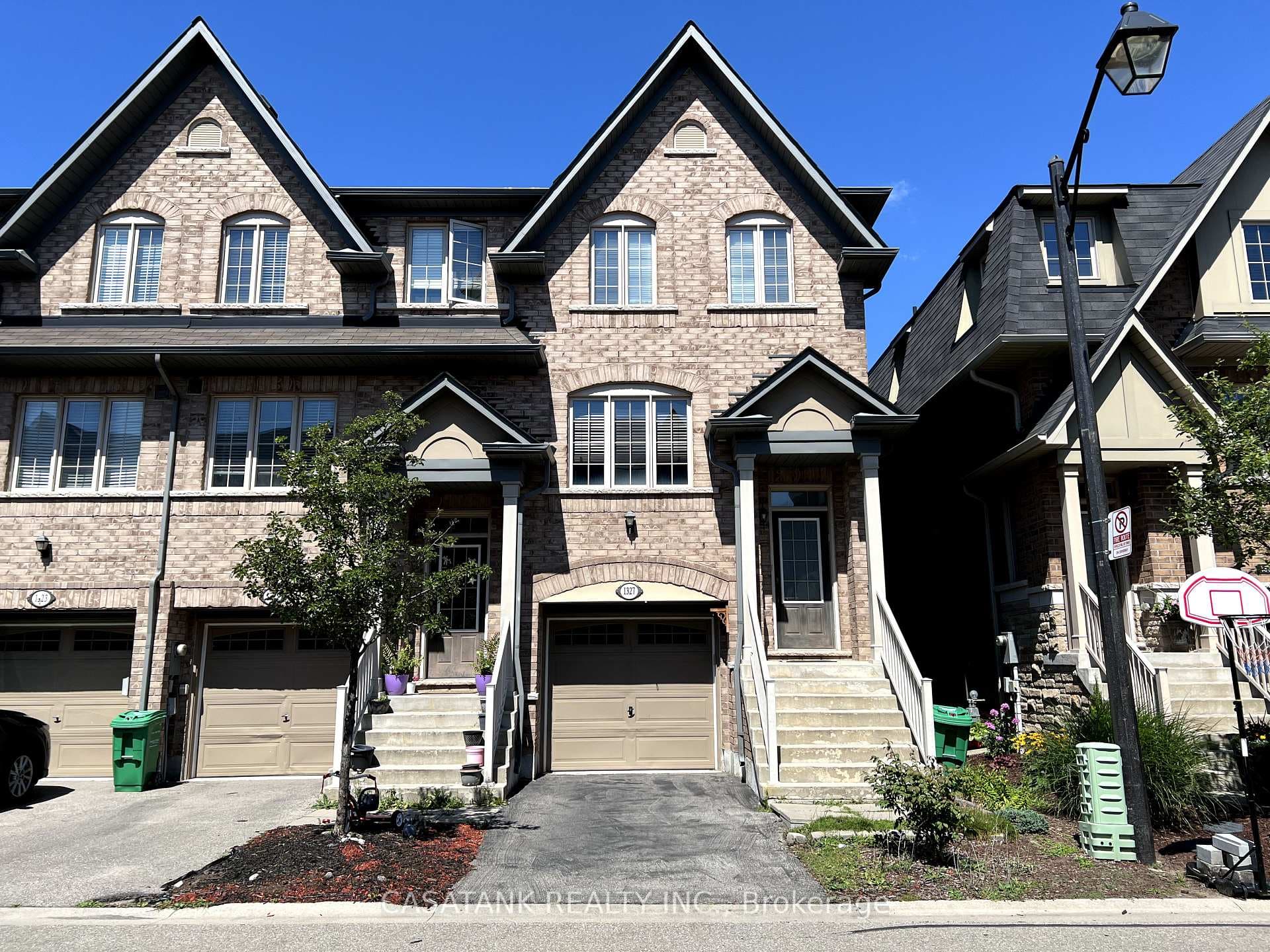 1327 GRANROCK Crescent, Mississauga, ON L5V 0E1 - Photo 1