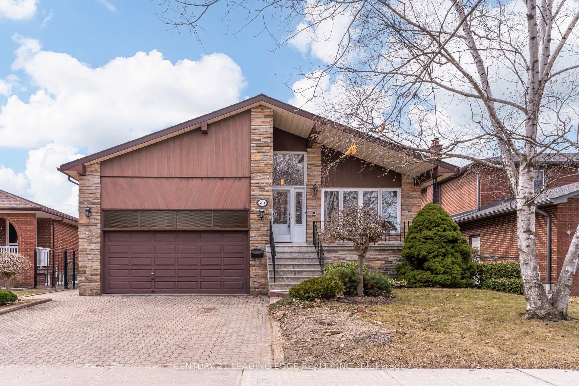 704 Hillman Crescent, Mississauga, ON L4Y 2J2 - Photo 1