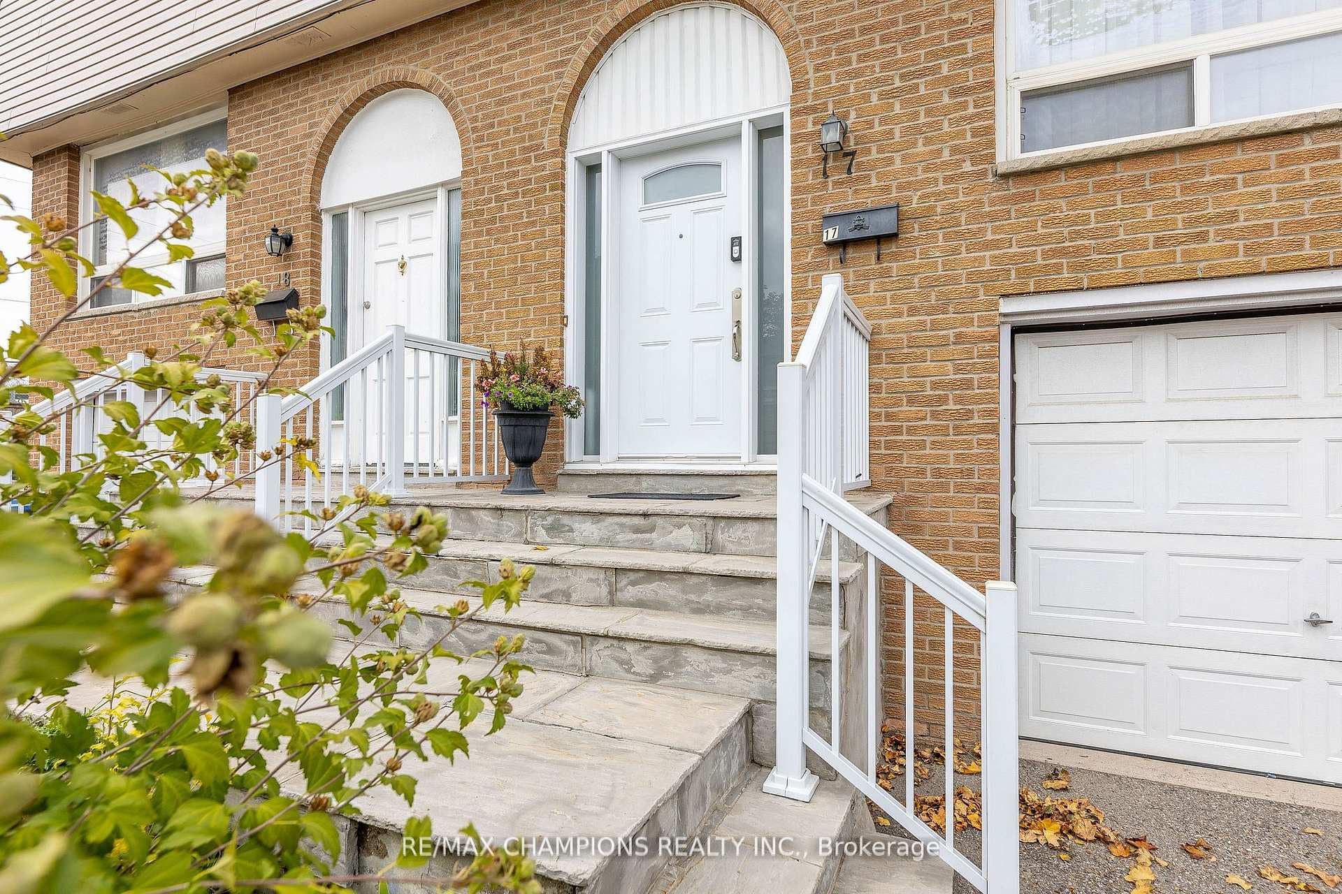 3525 Brandon Gate Drive Unit 17, Mississauga, ON L4T 3M3 - Photo 1