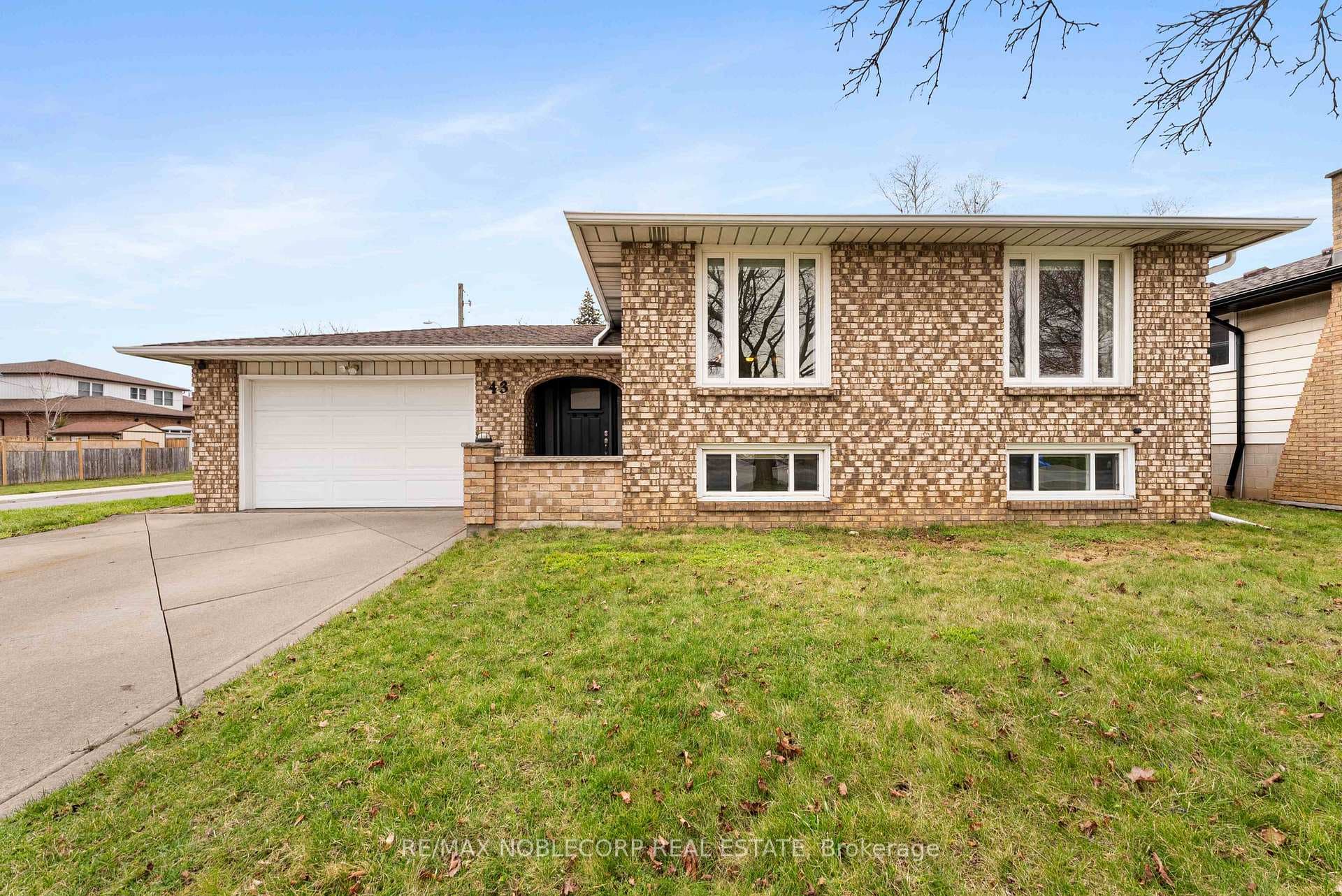 43 Regent Avenue, Hamilton, ON L9B 1R4 - Photo 1