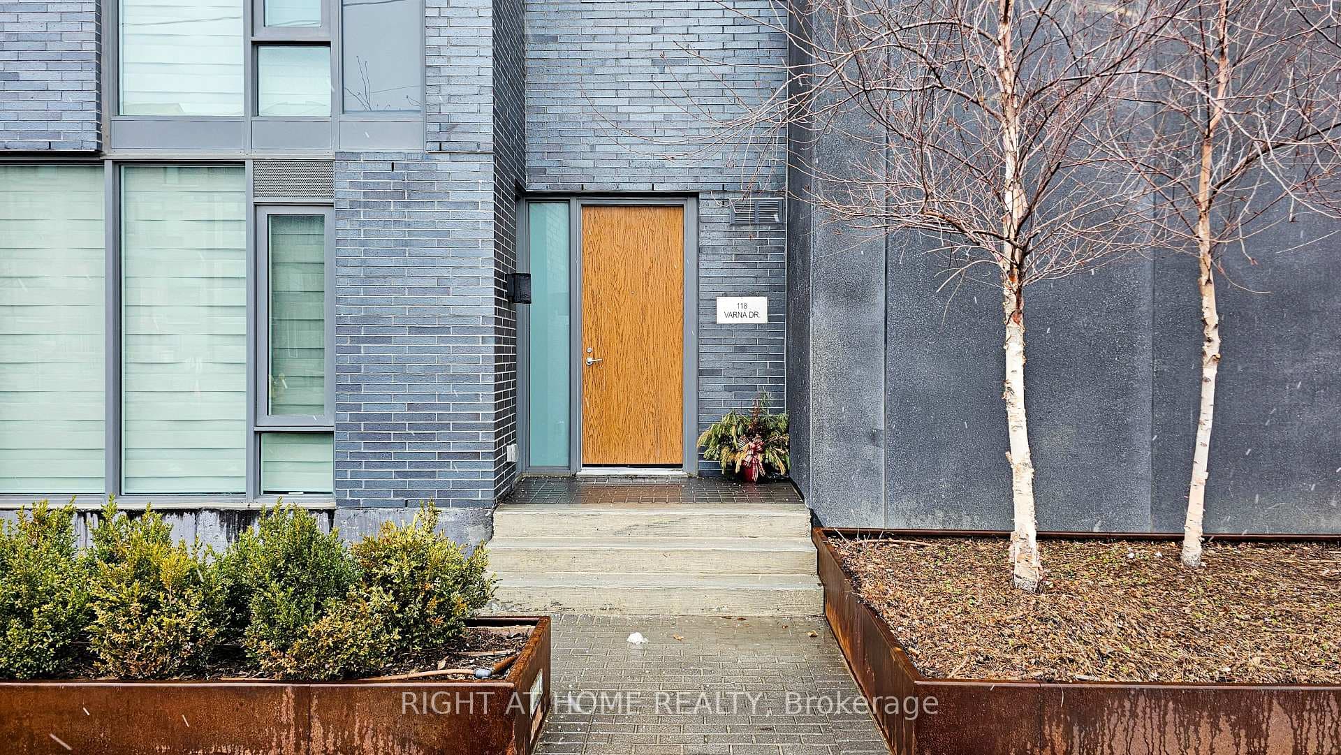 118 Varna Drive Unit 101, Lawrence Park / Bedford Park, ON M6A 1N3 - Photo 1