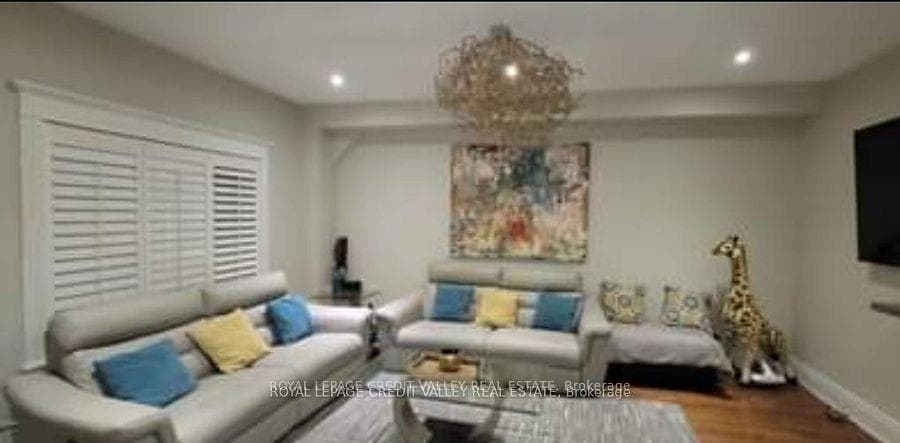 31 Crown Victoria Dr Drive, Brampton, ON L7A 3C6 - Photo 1
