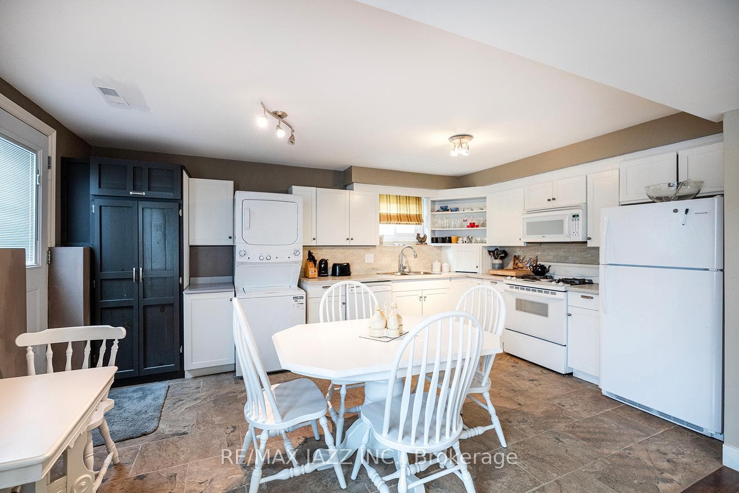 801 Tarn Court, Oshawa, ON L1J 7C9 - Photo 1