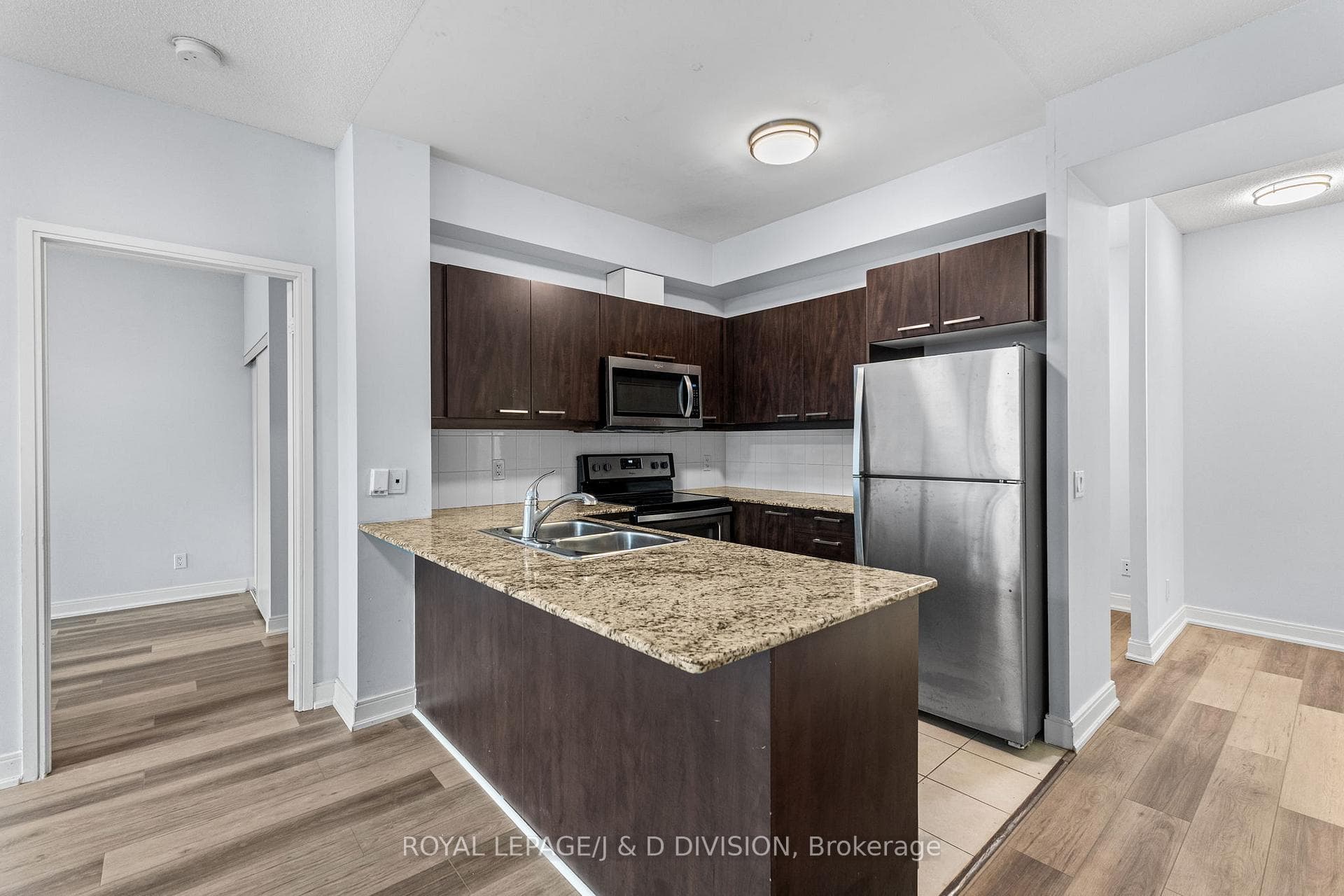Kitchen w Breakfast Bar