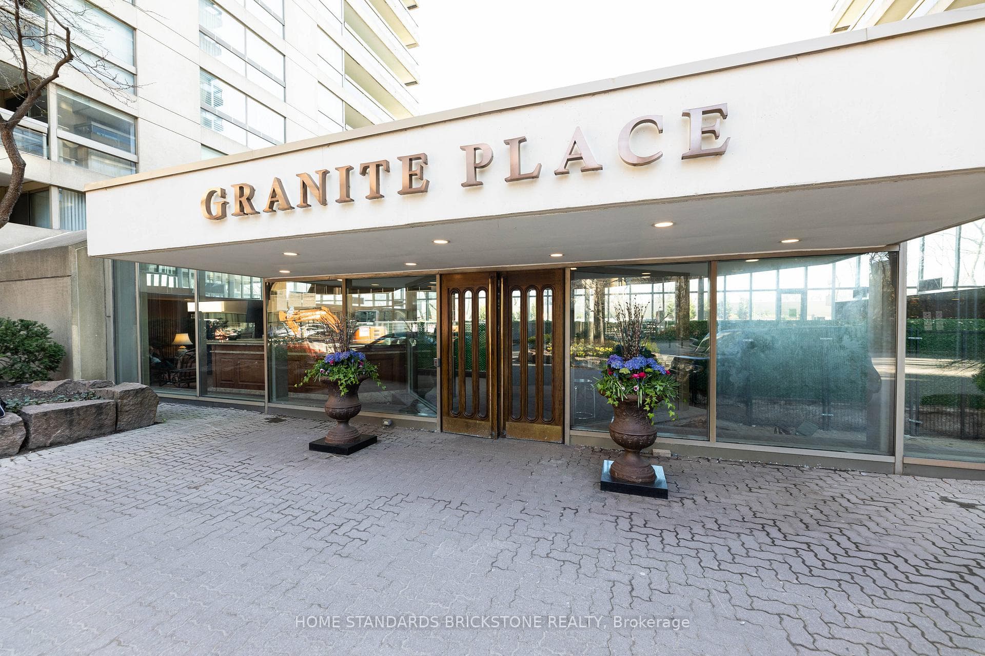 61 St Clair Avenue Unit 805, Annex / Yorkville / Summerhill, ON M4V 2Y8 - Photo 1